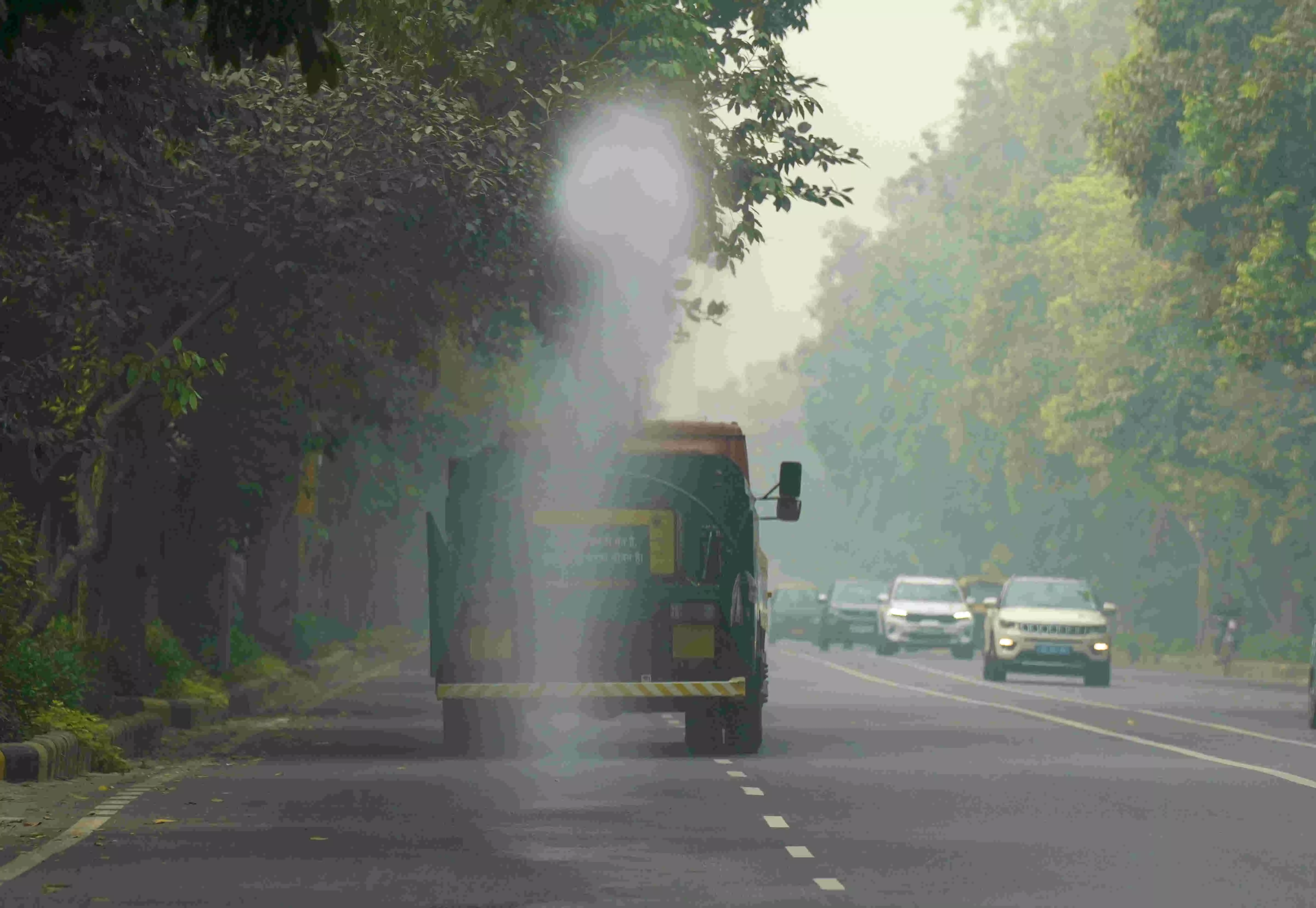 Delhi air quality fluctuates between Very Poor and Severe; AQI at 318 Delhi air quality fluctuates between Very Poor and Severe; AQI at 318