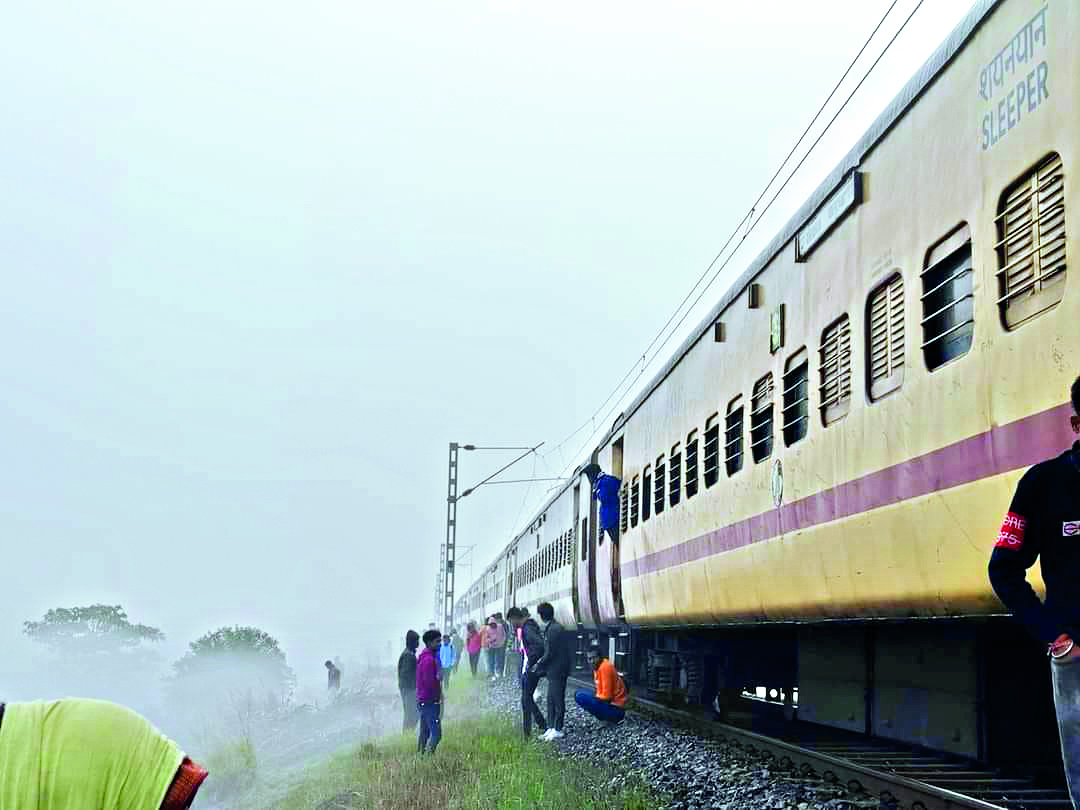 Tebhaga Express halted for hours near Balurghat as electric wire snaps Tebhaga Express halted for hours near Balurghat as electric wire snaps