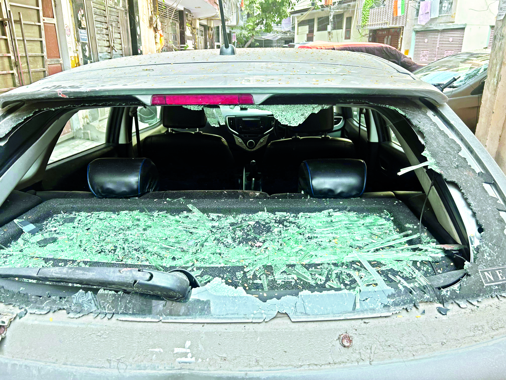 Journalist’s car attacked by rowdy elements in Delhi Journalist’s car attacked by rowdy elements in Delhi