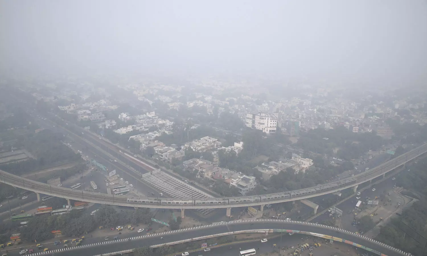 Delhis air quality deteriorates, AQI in very poor category