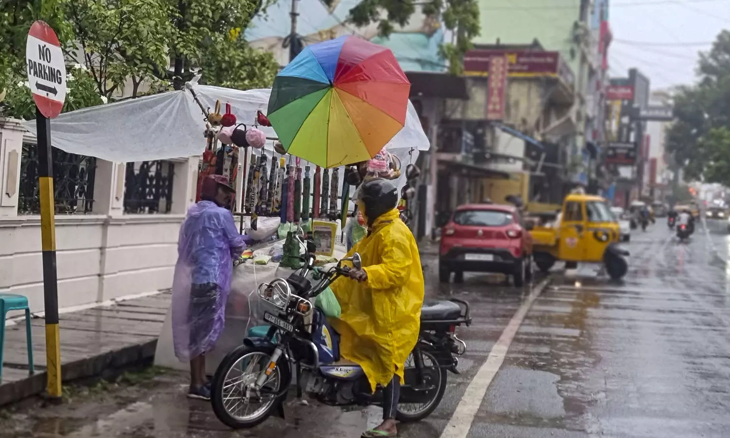 Heavy rains lash Tamil Nadu, Pondy, Fengal continues to move towards coastline