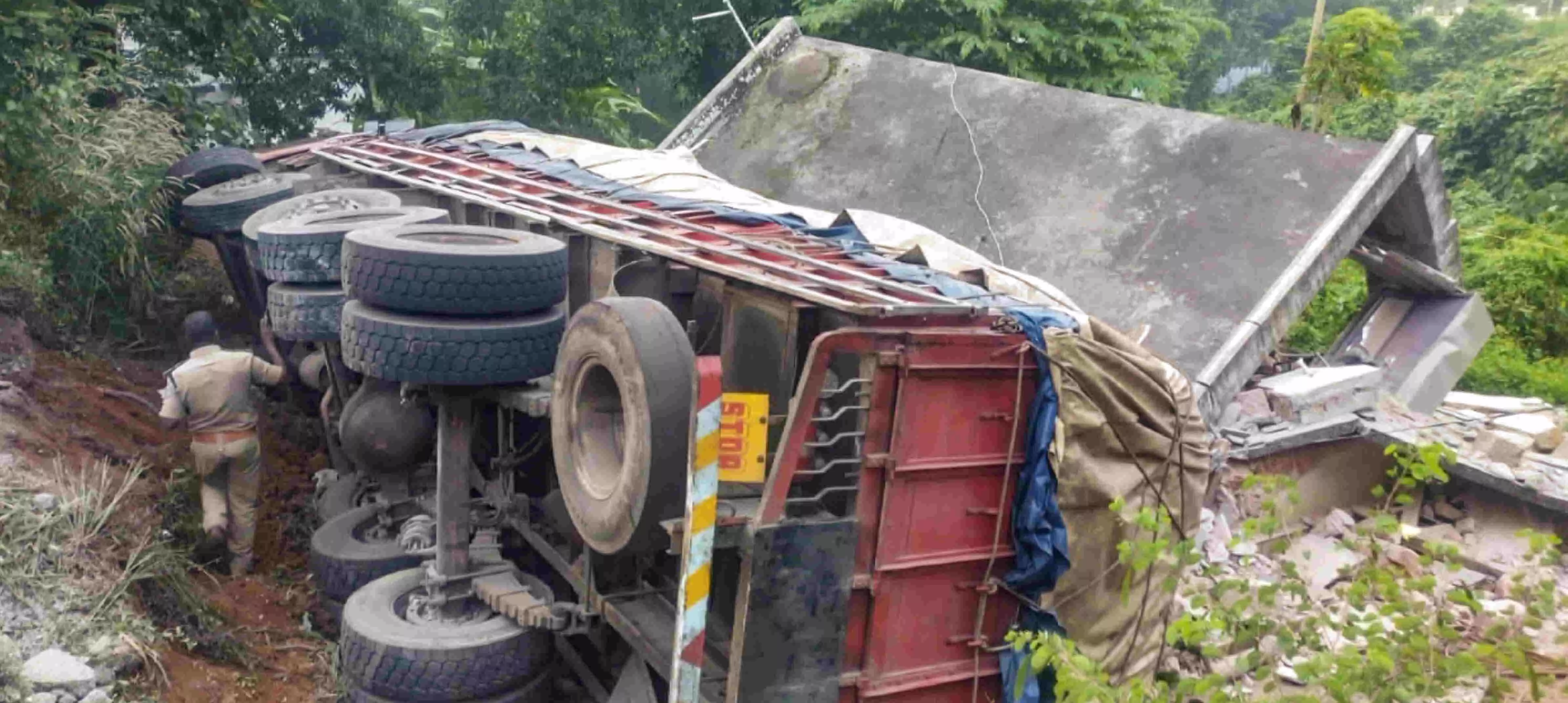 Lorry crashes into house in Kerala, five injured