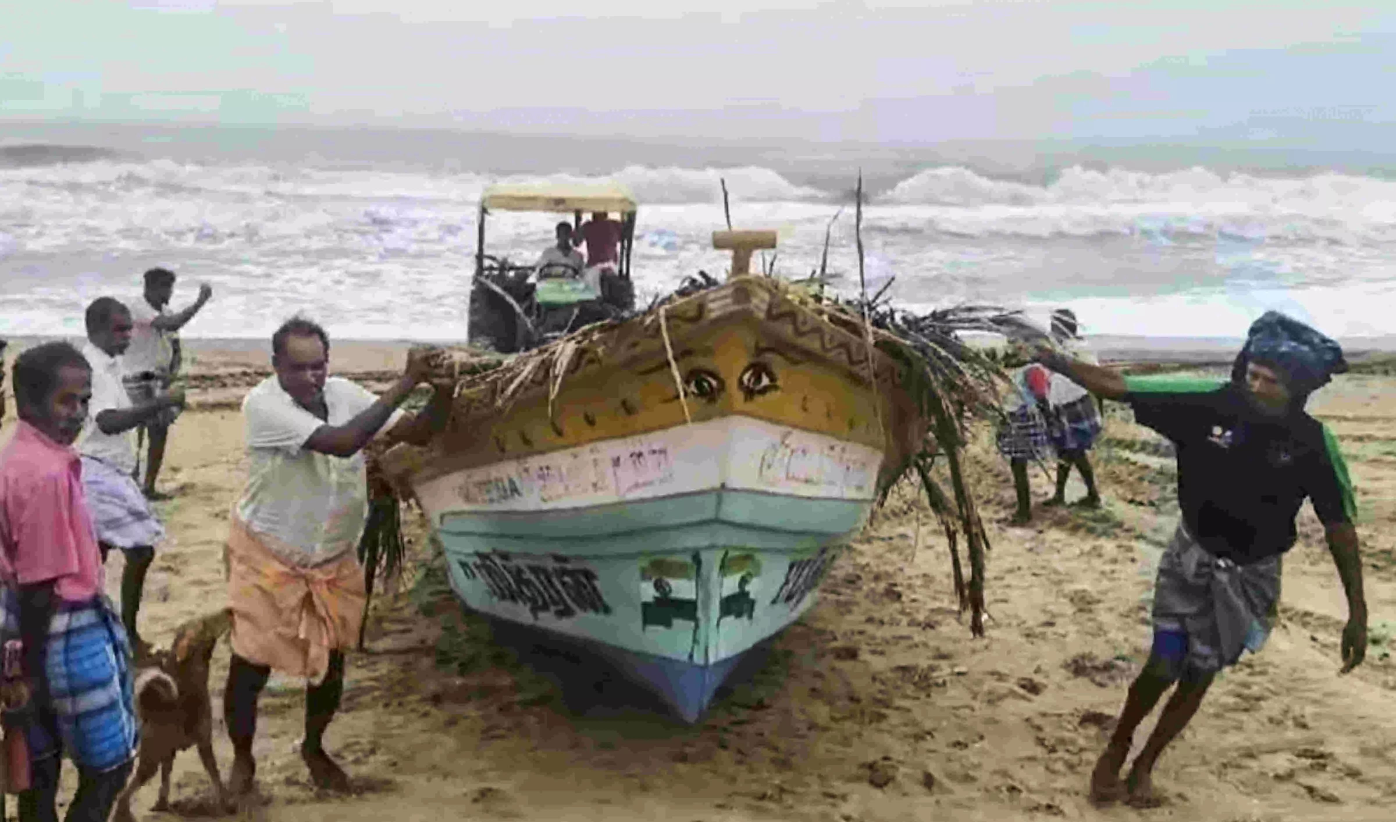 Cyclone Fengal: Pondy govt issues heavy rain alert to residents via SMS Cyclone Fengal: Pondy govt issues heavy rain alert to residents via SMS