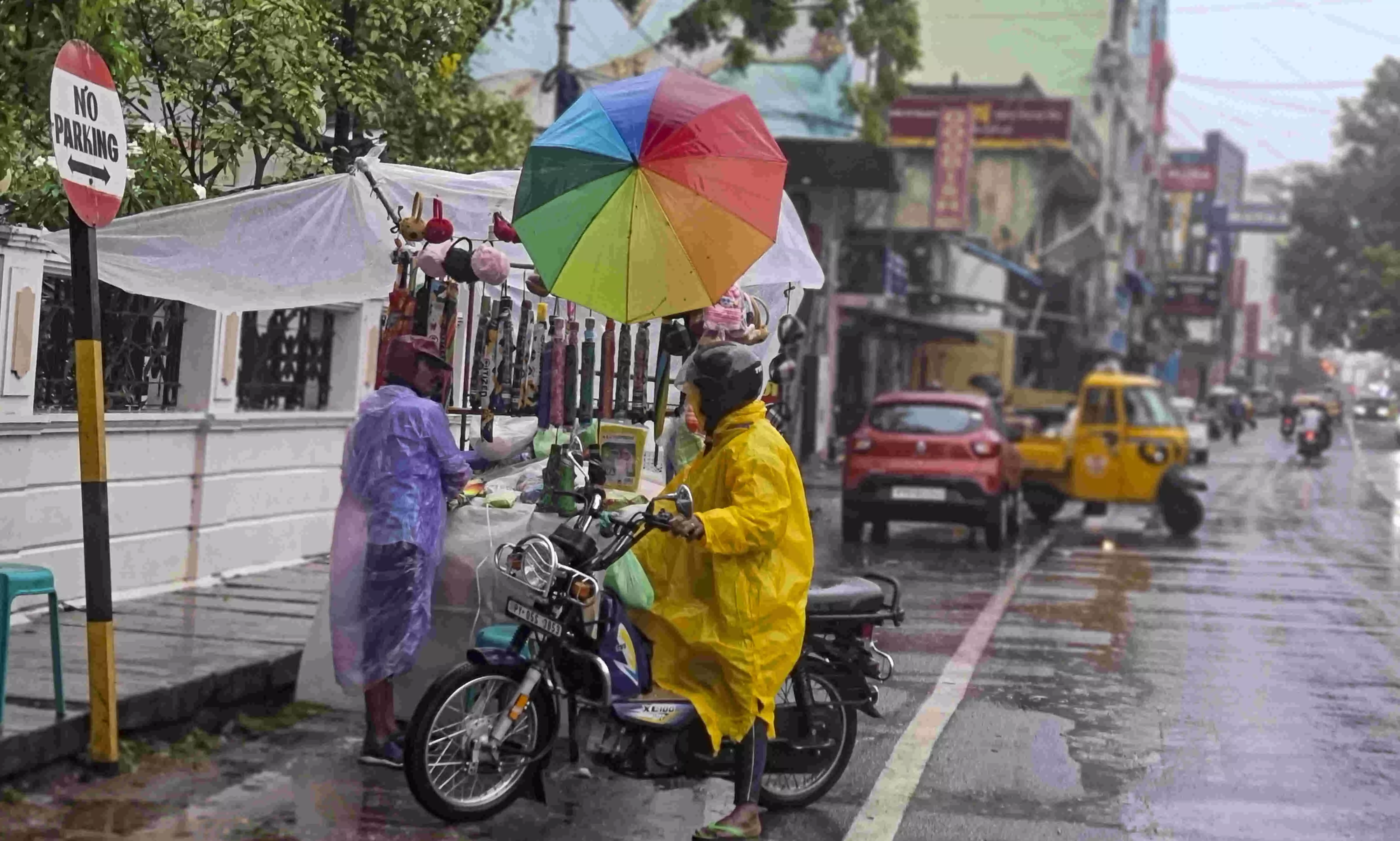 Heavy rains lash Tamil Nadu, Pondy, Fengal continues to move towards coastline