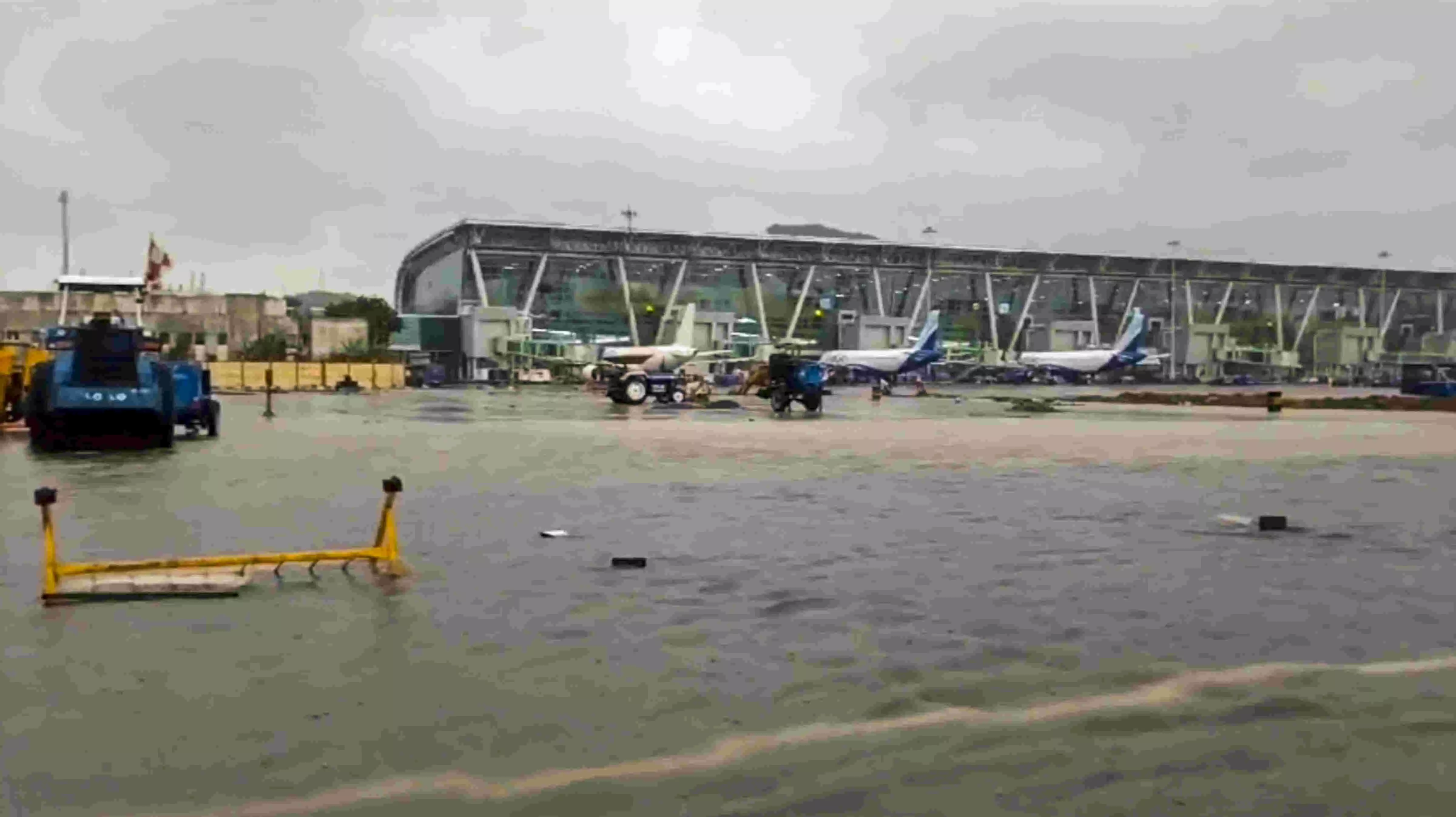 Cyclone Fengal: Chennai airport suspends operations; airlines cancel flights Cyclone Fengal: Chennai airport suspends operations; airlines cancel flights