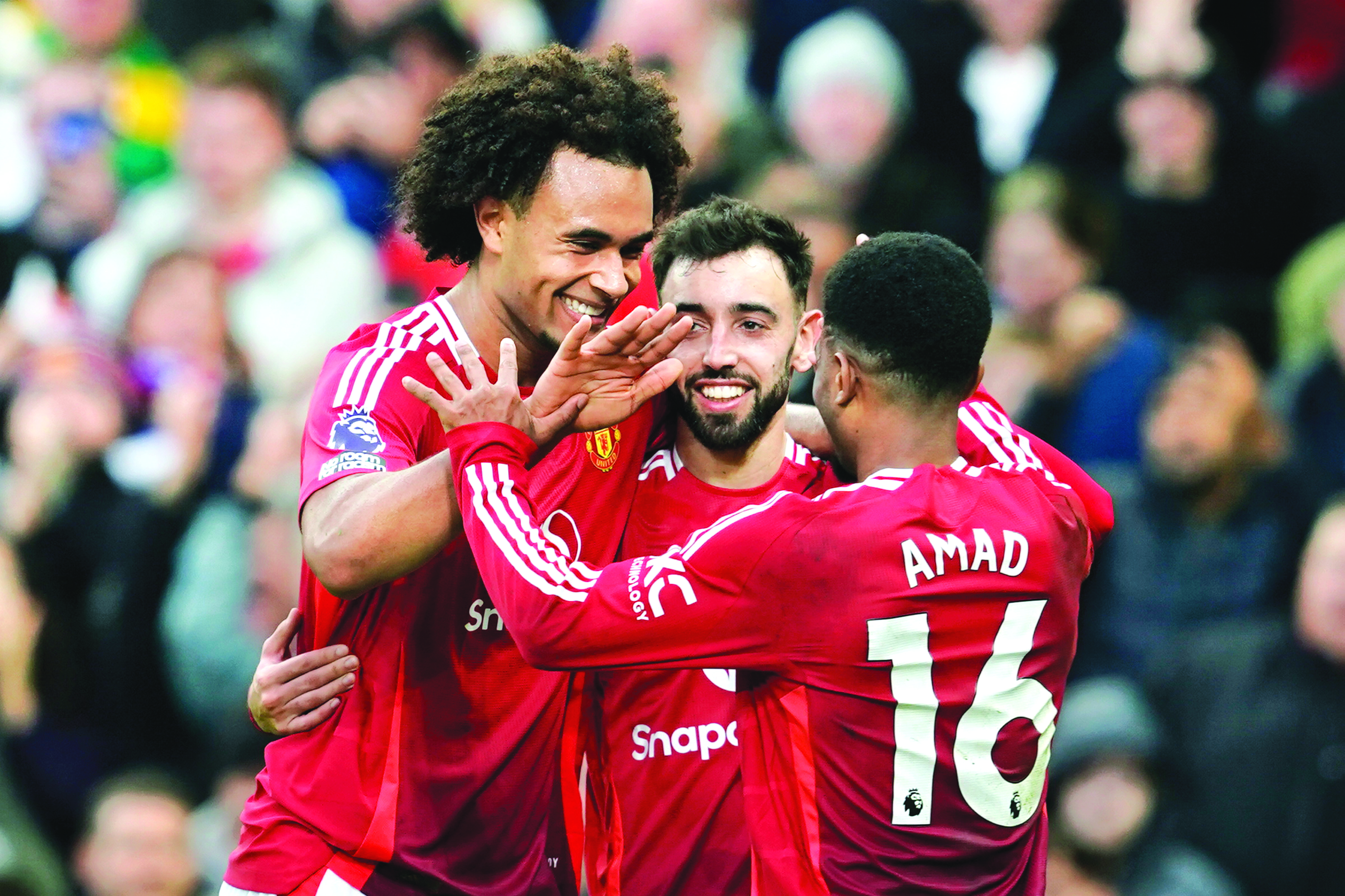 Manchester United serenaded by fans after 4-0 win against Everton