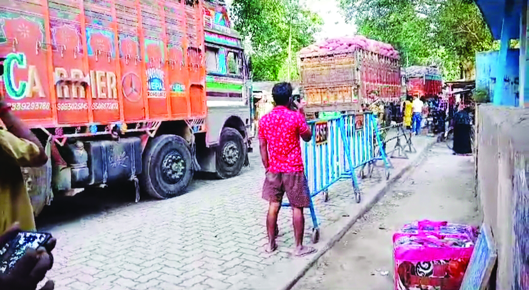 Cops seize three trucks attempting to illegally export potatoes from Bengal through Hili border Cops seize three trucks attempting to illegally export potatoes from Bengal through Hili border