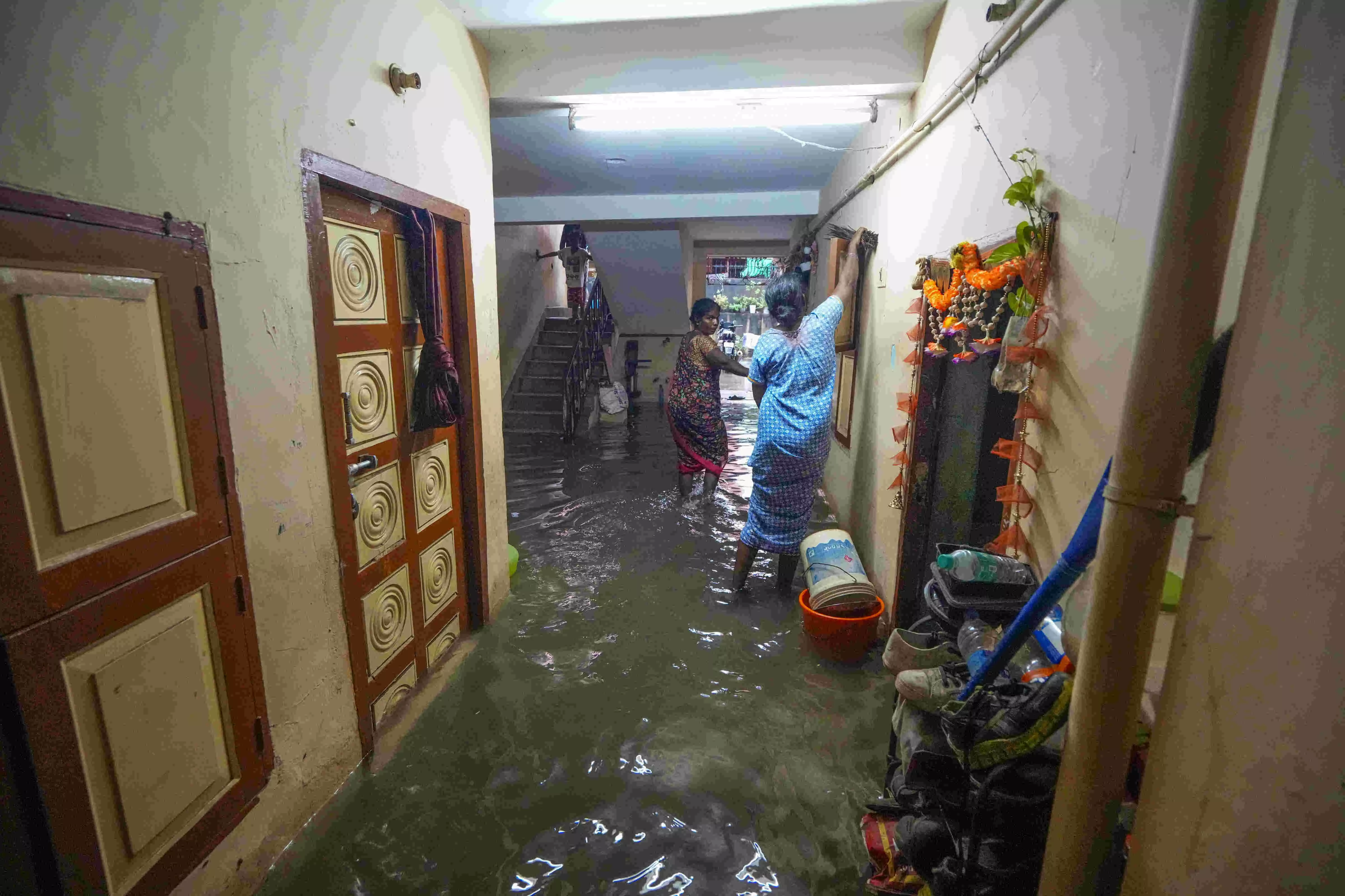 Flood fury overwhelms Villupuram in TN, Railway suspends ops as water level rises over danger mark Flood fury overwhelms Villupuram in TN, Railway suspends ops as water level rises over danger mark