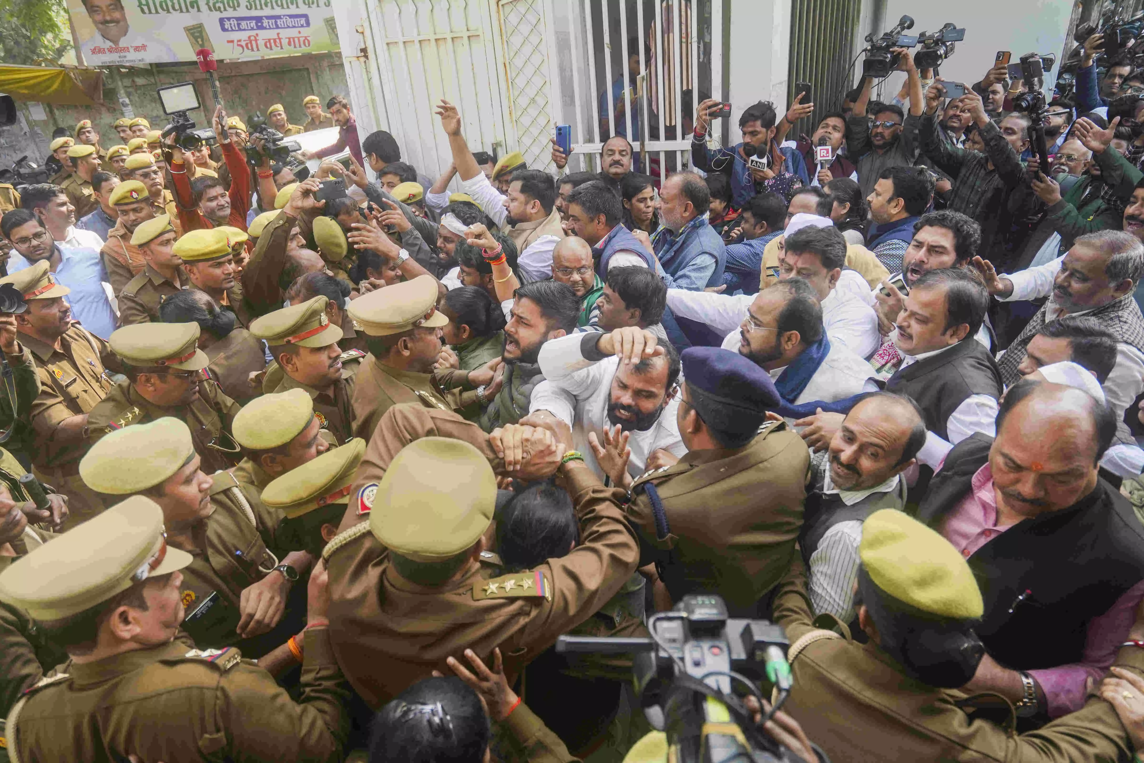 Cong workers scuffle with police in Lucknow as party delegation stopped from going to Sambhal Cong workers scuffle with police in Lucknow as party delegation stopped from going to Sambhal