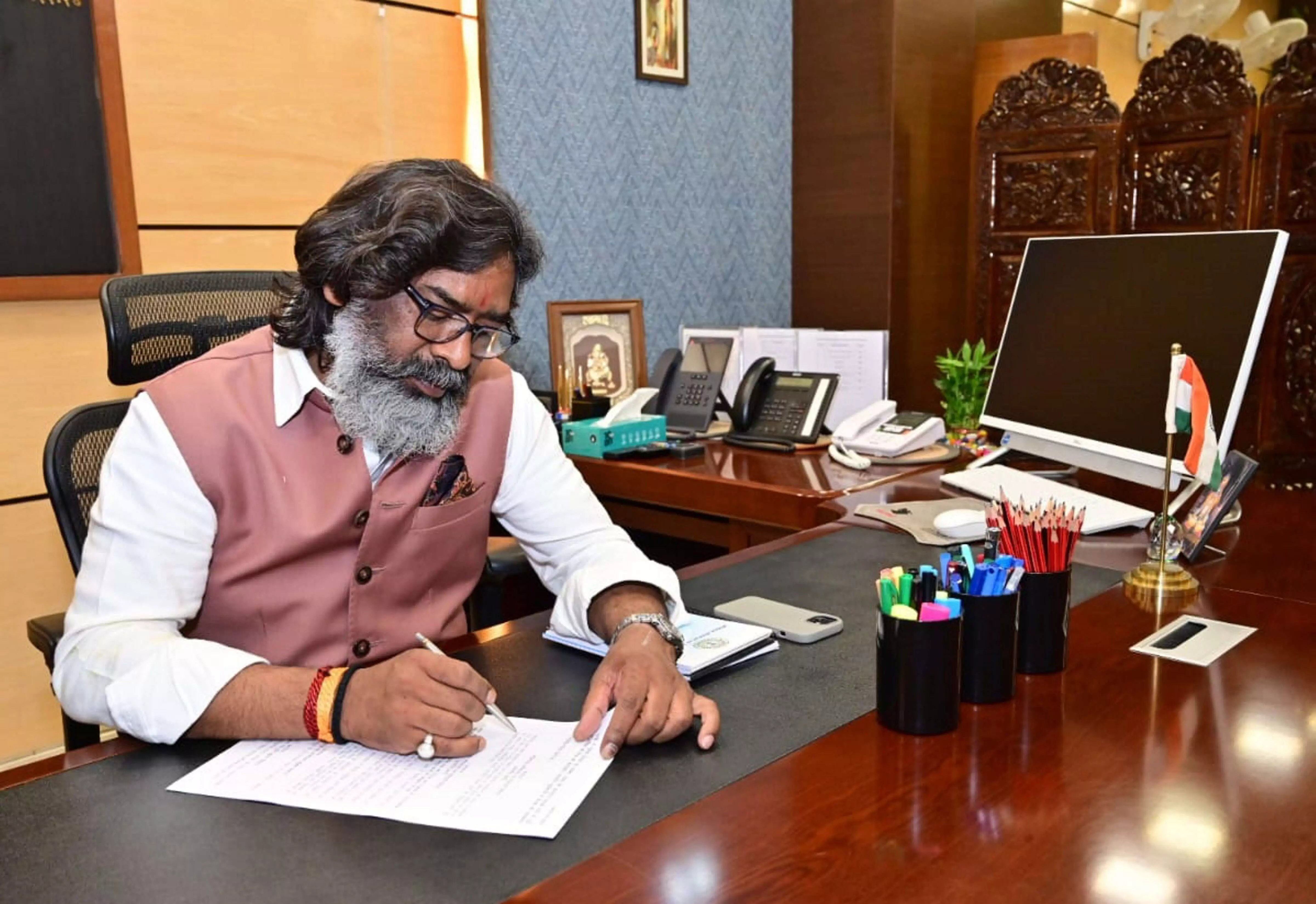 Jharkhand CM Soren distributes portfolios to ministers, keeps Home