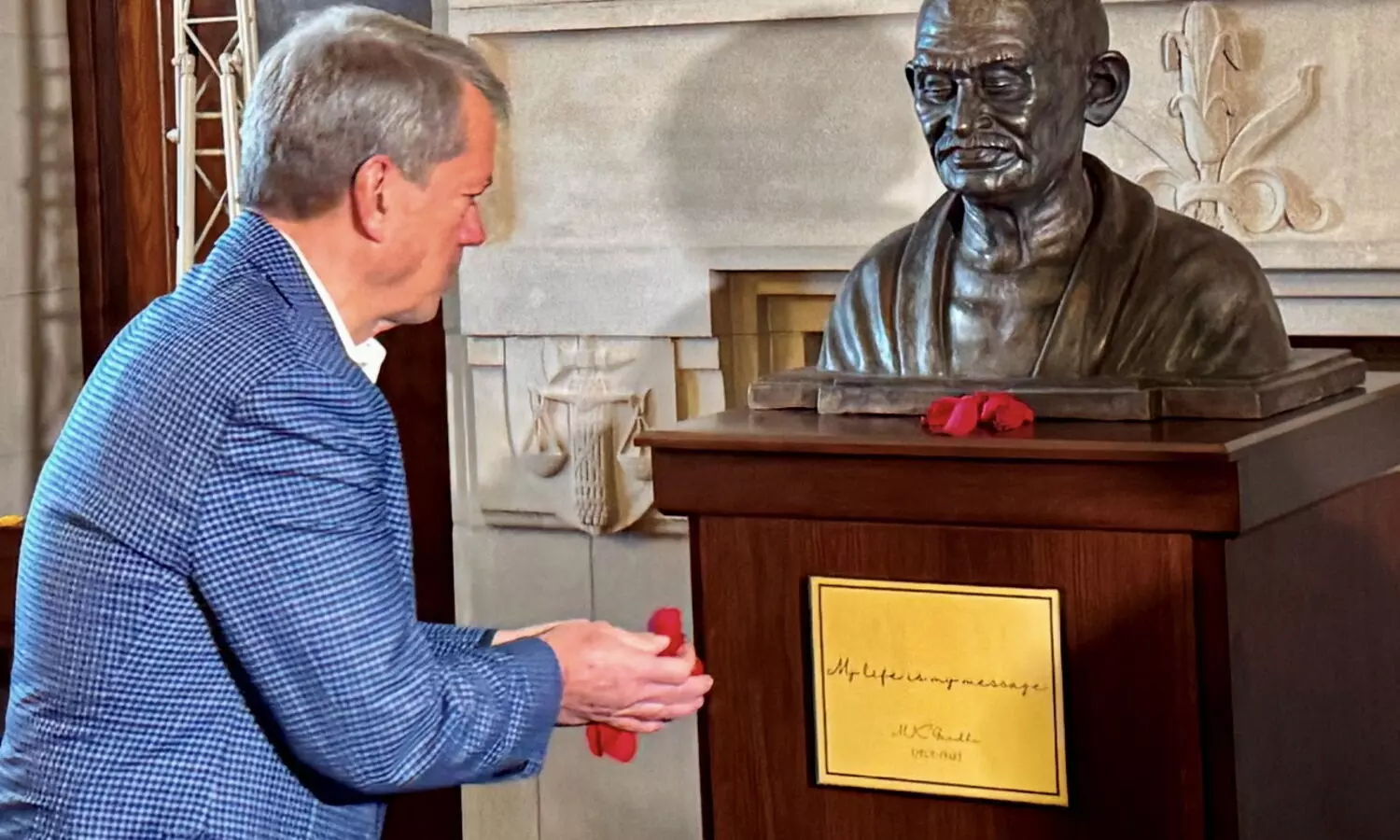 Gandhi’s bust unveiled in Nebraskas State Capitol