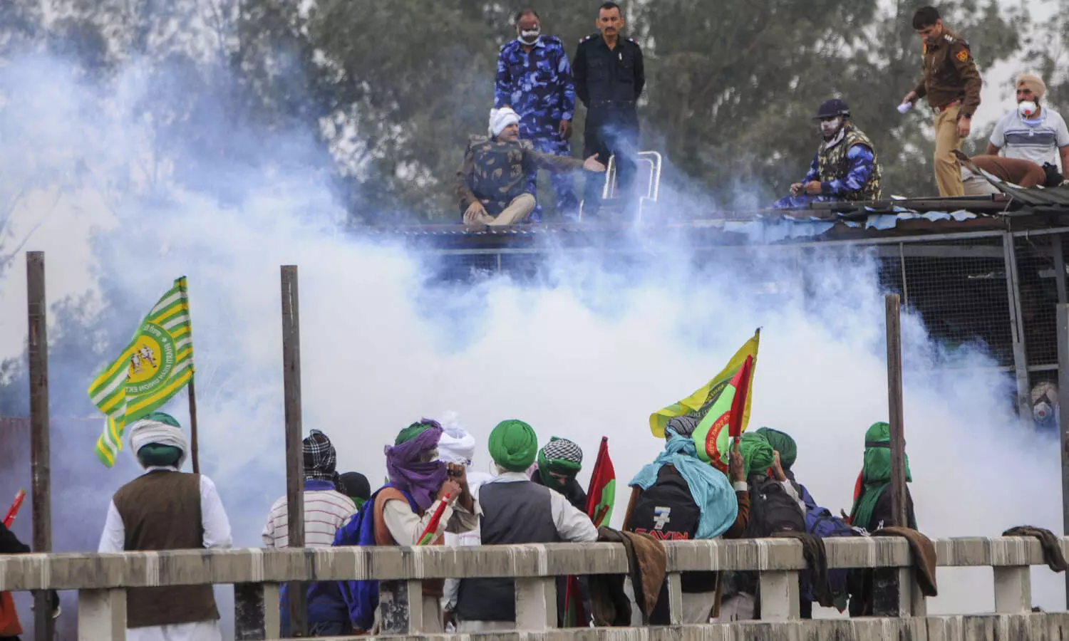 Farmers suspend foot march to Delhi for the day