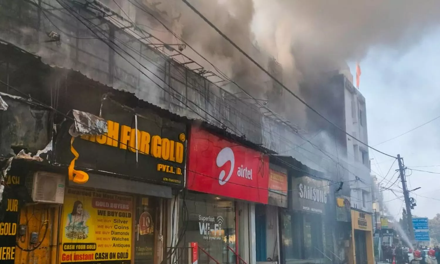 Fire breaks out in Rajouri Garden restaurant; 10 fire tenders rushed Fire breaks out in Rajouri Garden restaurant; 10 fire tenders rushed