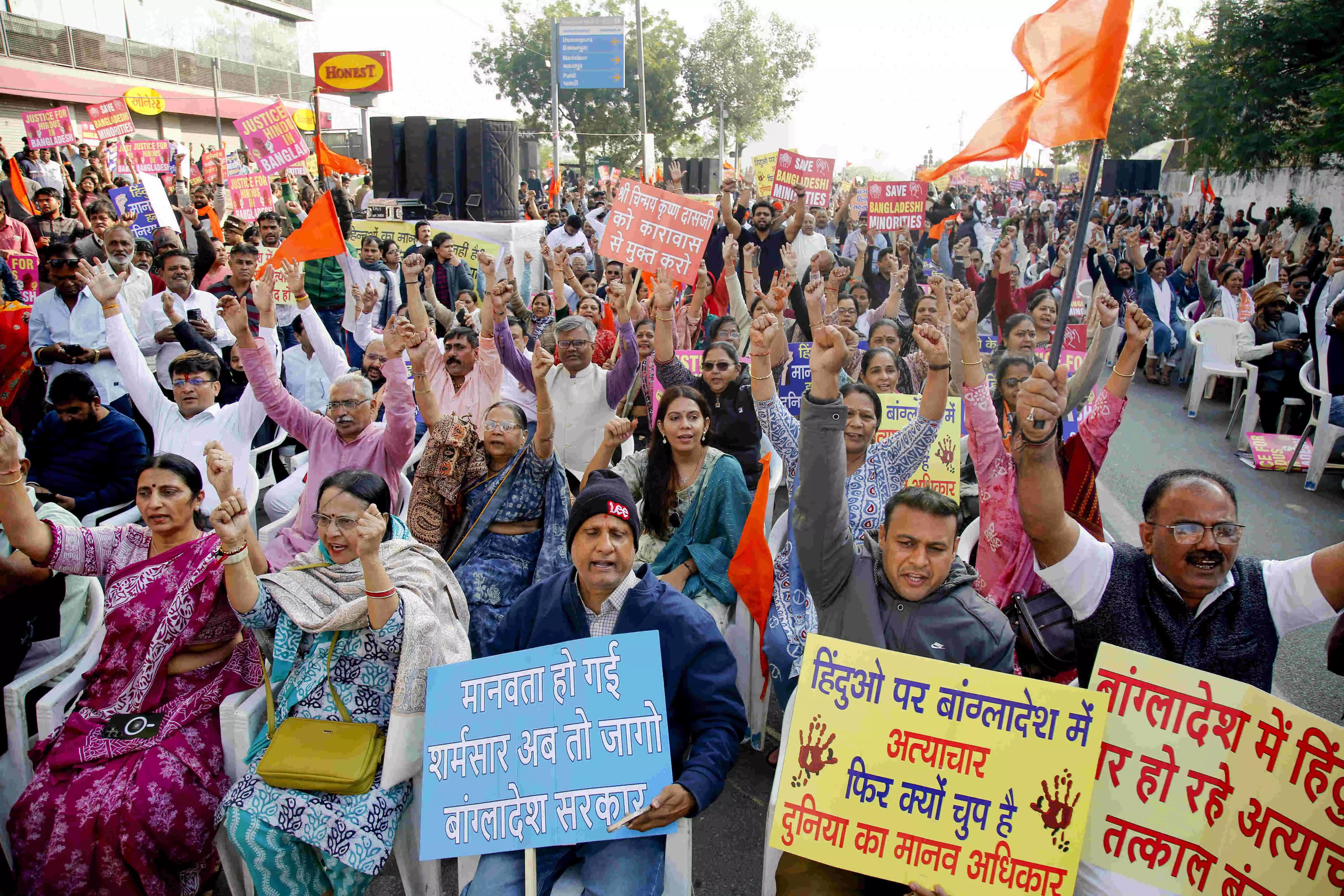 Hundreds protest in Delhi against atrocities on Hindus, other minorities in Bangladesh Hundreds protest in Delhi against atrocities on Hindus, other minorities in Bangladesh