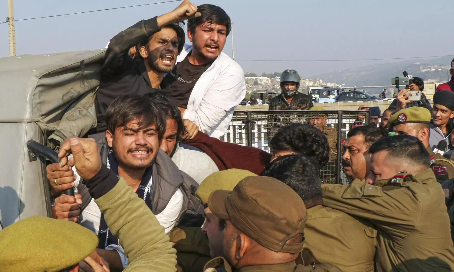 ABVP accuses J&K govt of ignoring Hindi, Sanskrit in recruitment, blocks highway