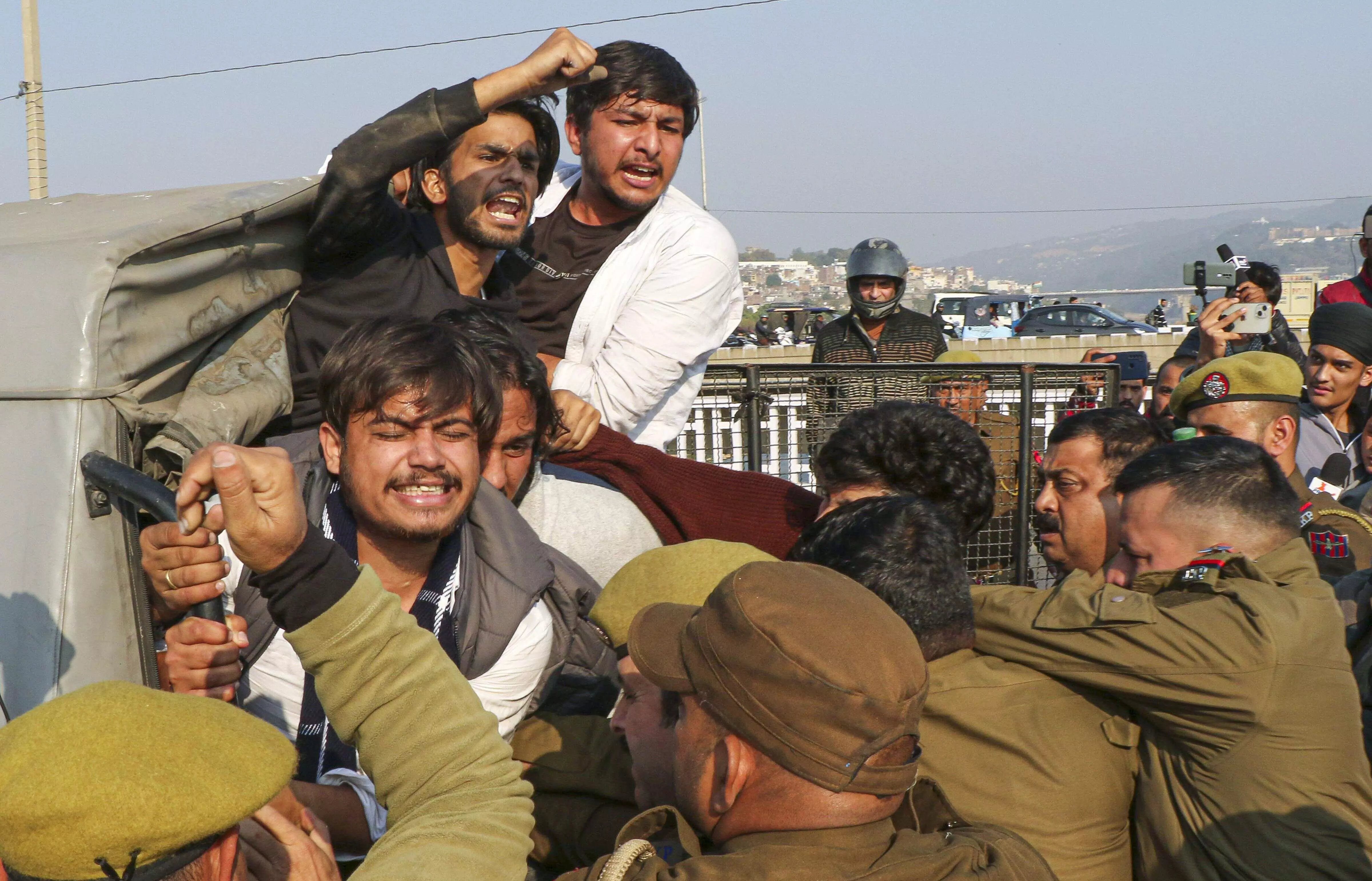 ABVP accuses J&K govt of ignoring Hindi, Sanskrit in recruitment, blocks highway