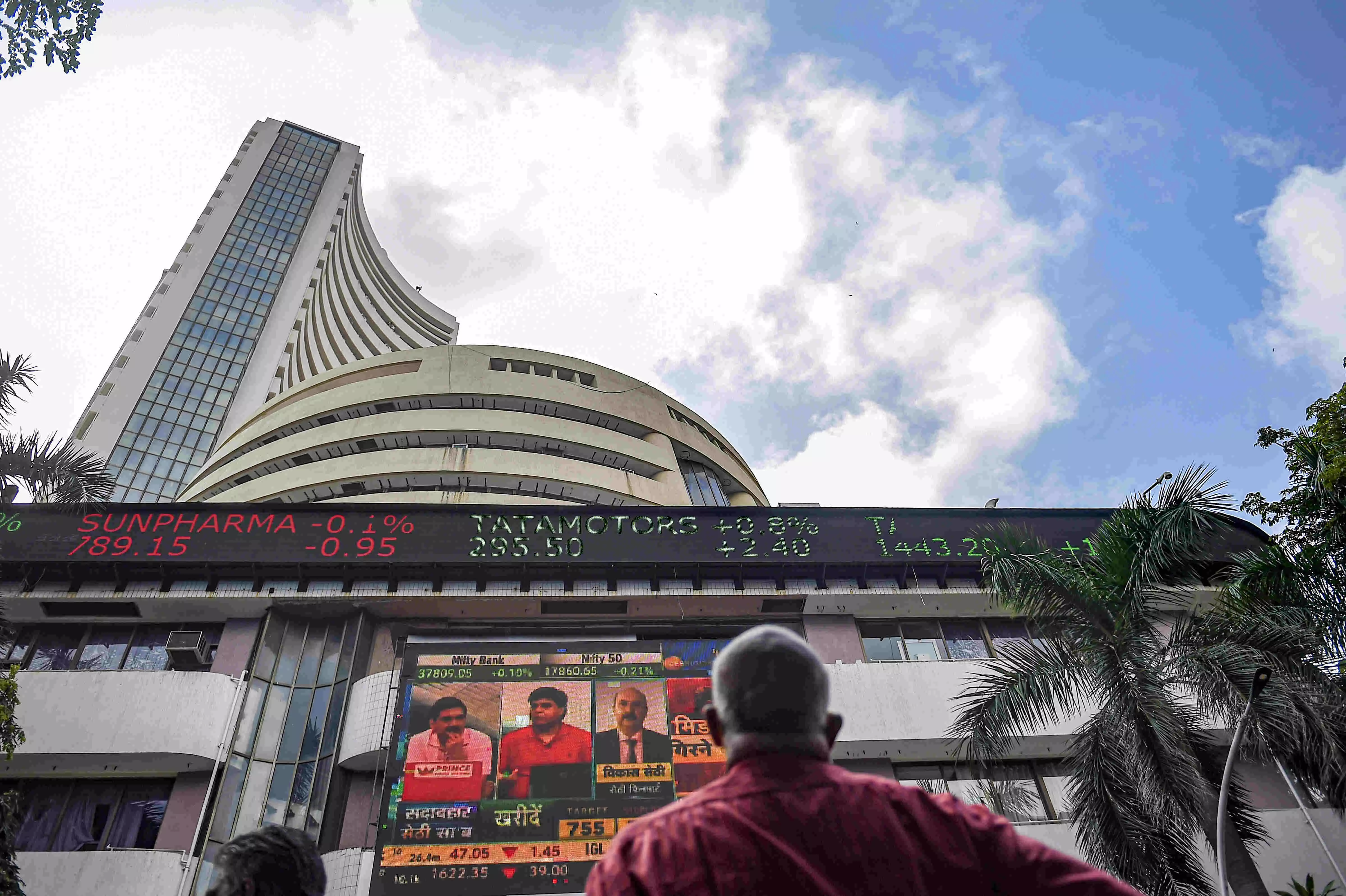 Sensex, Nifty slump in early trade as US Fed indicates fewer rate cuts next year Sensex, Nifty slump in early trade as US Fed indicates fewer rate cuts next year