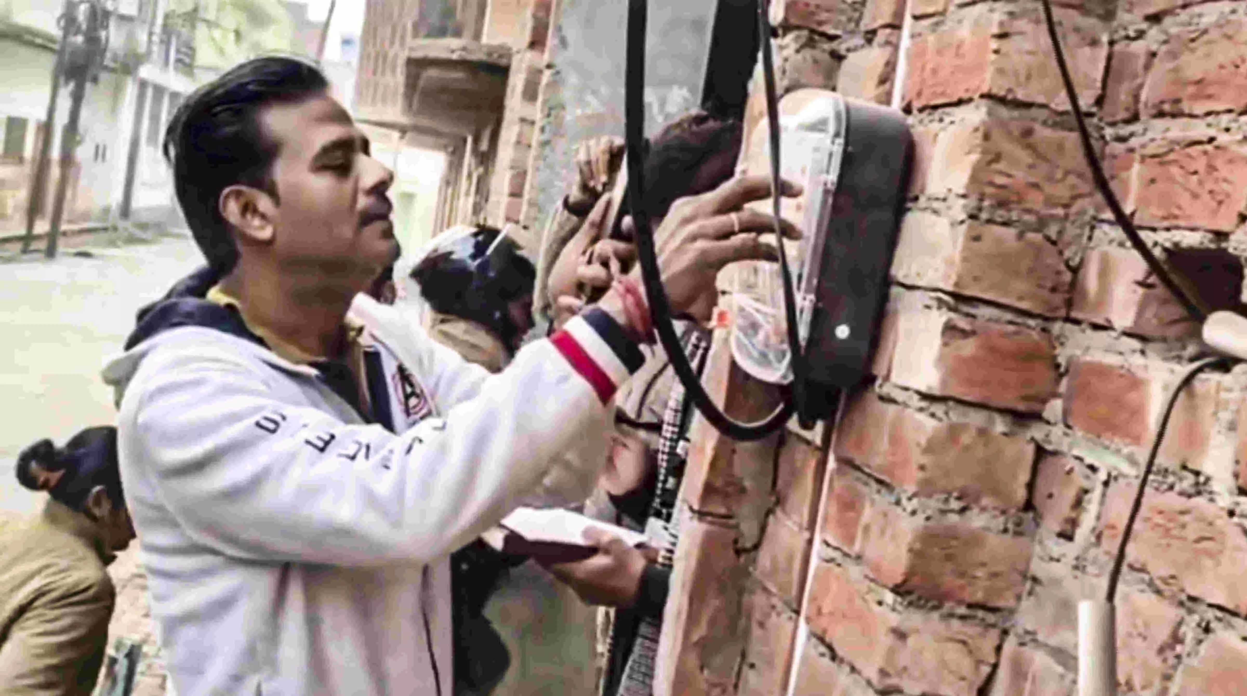 FIR against SPs Sambhal MP for power theft, father booked for threatening govt officials FIR against SPs Sambhal MP for power theft, father booked for threatening govt officials