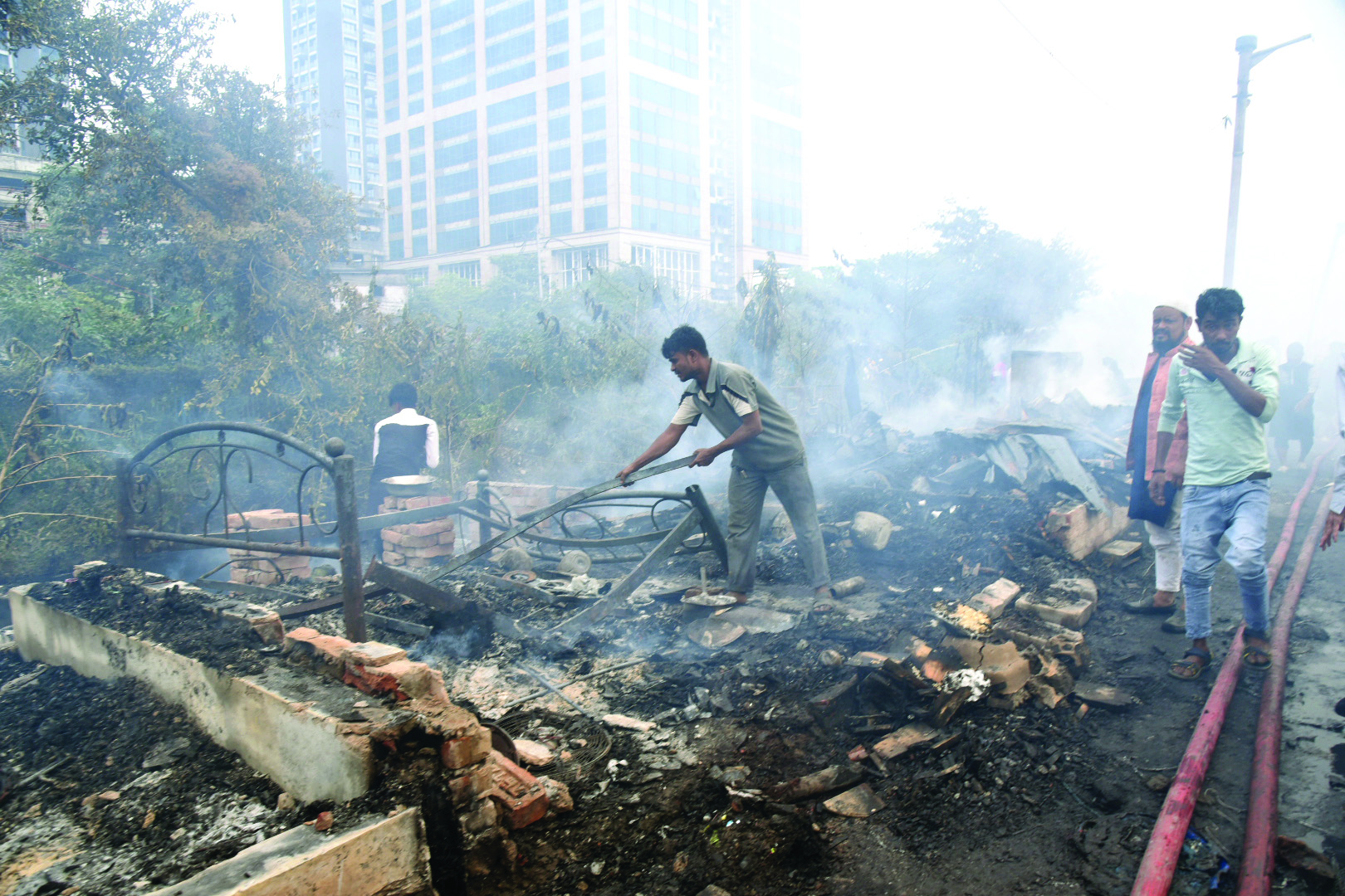 Major fire guts 100 shanties near Science City, about 15 engines pressed into action Major fire guts 100 shanties near Science City, about 15 engines pressed into action