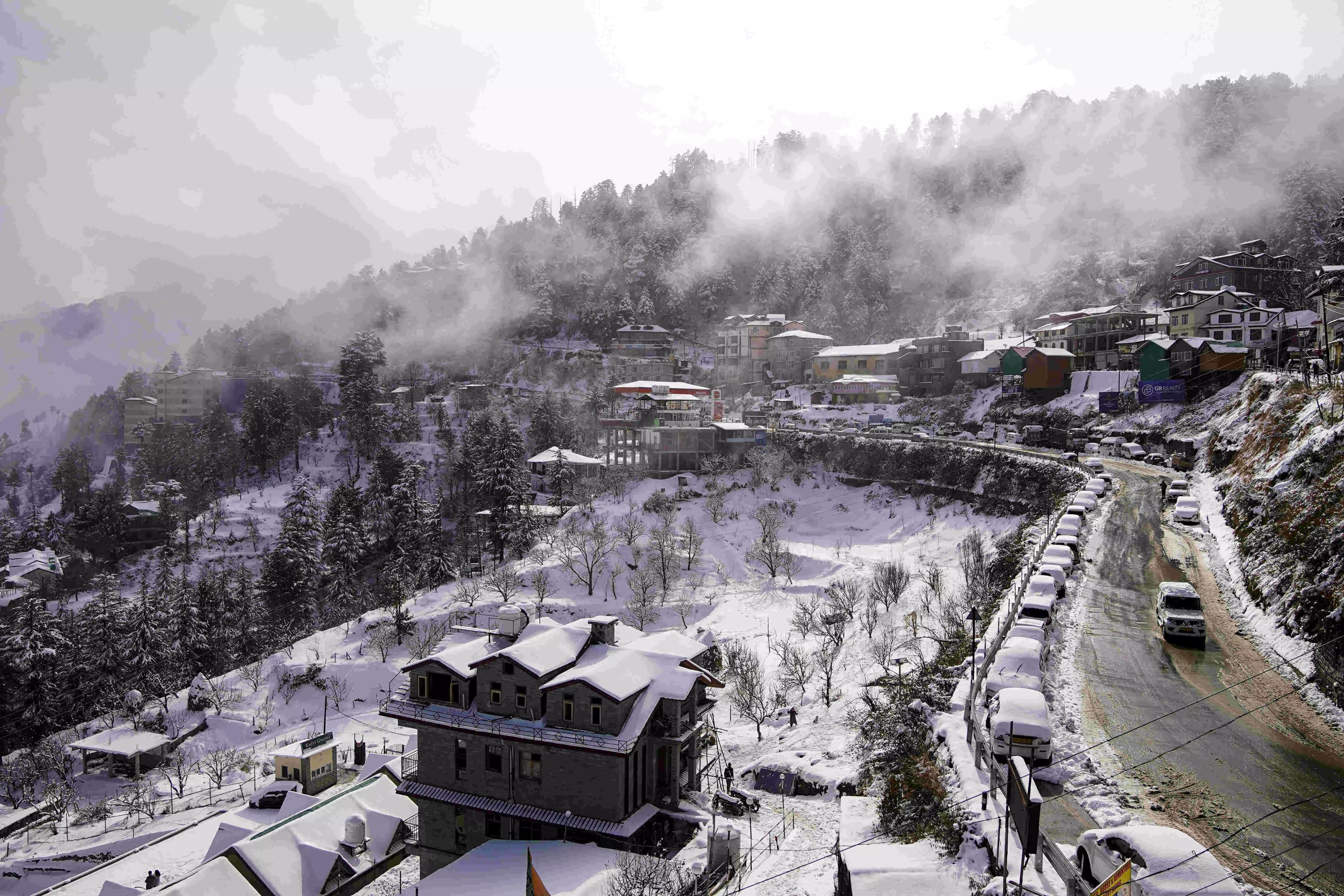 Snowfall in Himachal leads to closure of 177 roads, Shimla hotel room occupancy rises to 70% Snowfall in Himachal leads to closure of 177 roads, Shimla hotel room occupancy rises to 70%