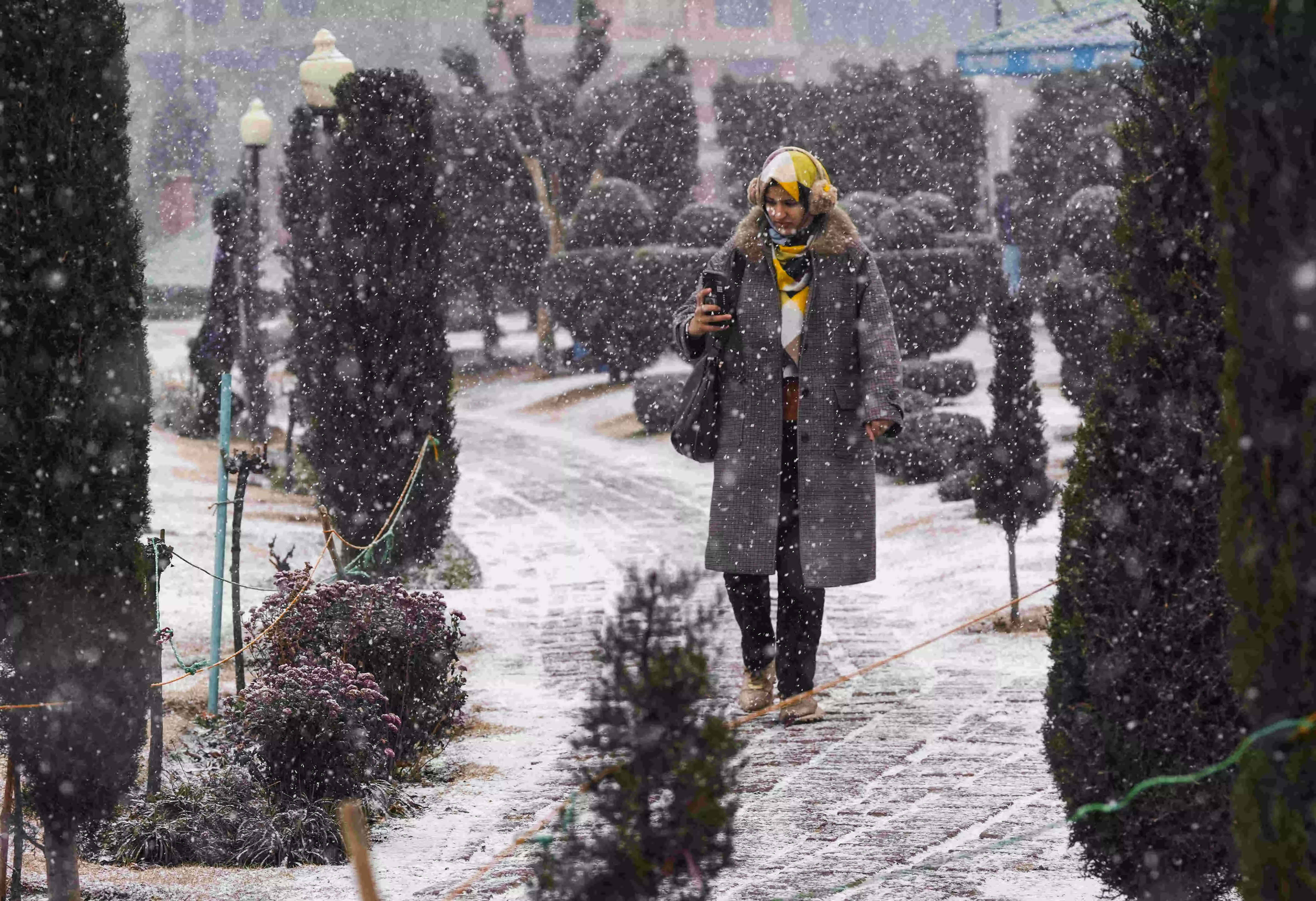 Seasons first snowfall in Srinagar, other areas in plains of Kashmir blankets Valley white Seasons first snowfall in Srinagar, other areas in plains of Kashmir blankets Valley white