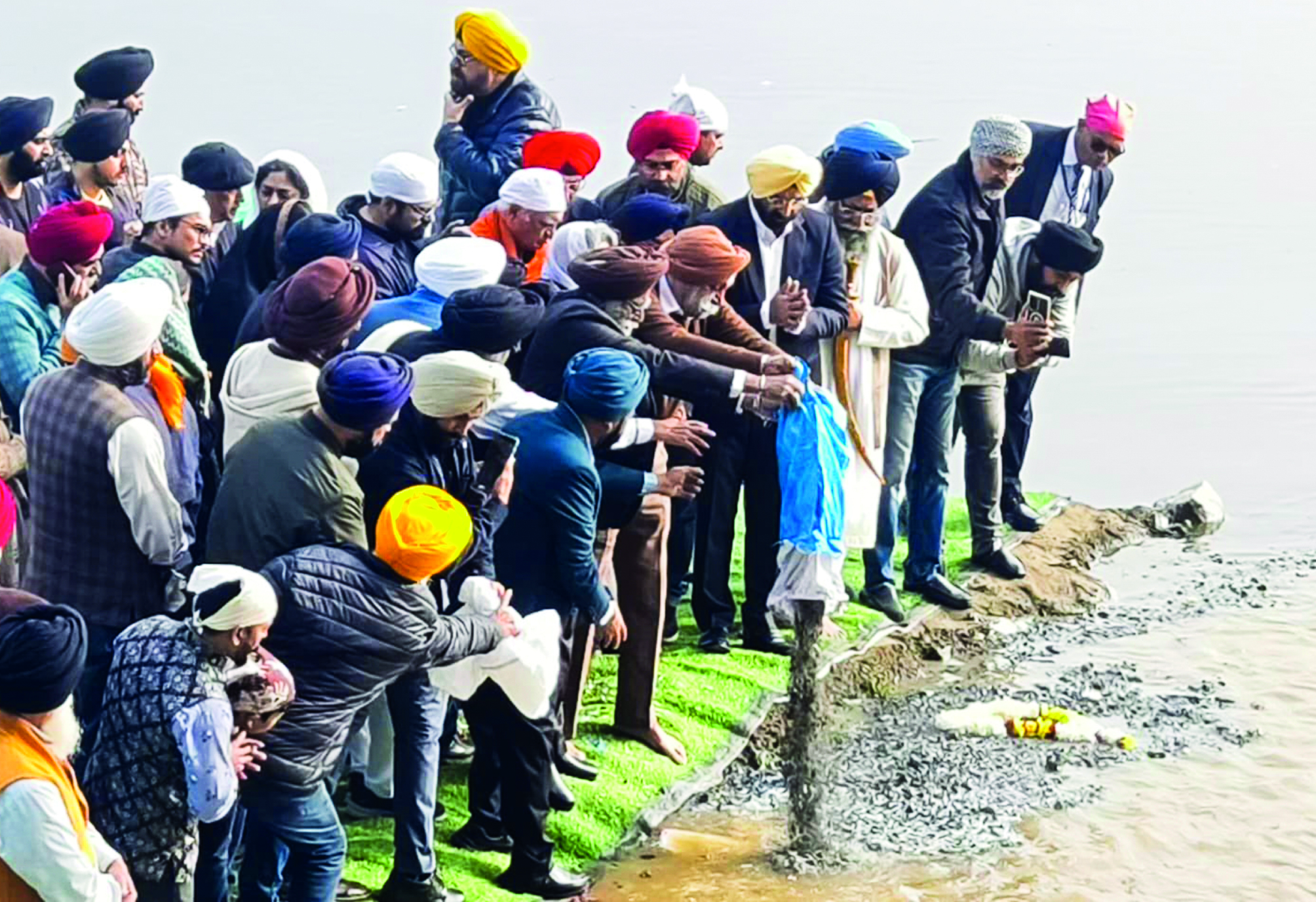 Fromer PM Manmohan Singhs ashes immersed in Yamuna River