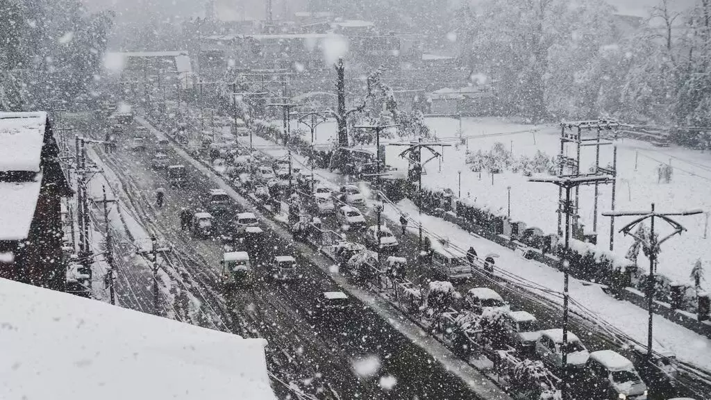Jammu-Srinagar highway reopens after day-long closure due to snowfall Jammu-Srinagar highway reopens after day-long closure due to snowfall