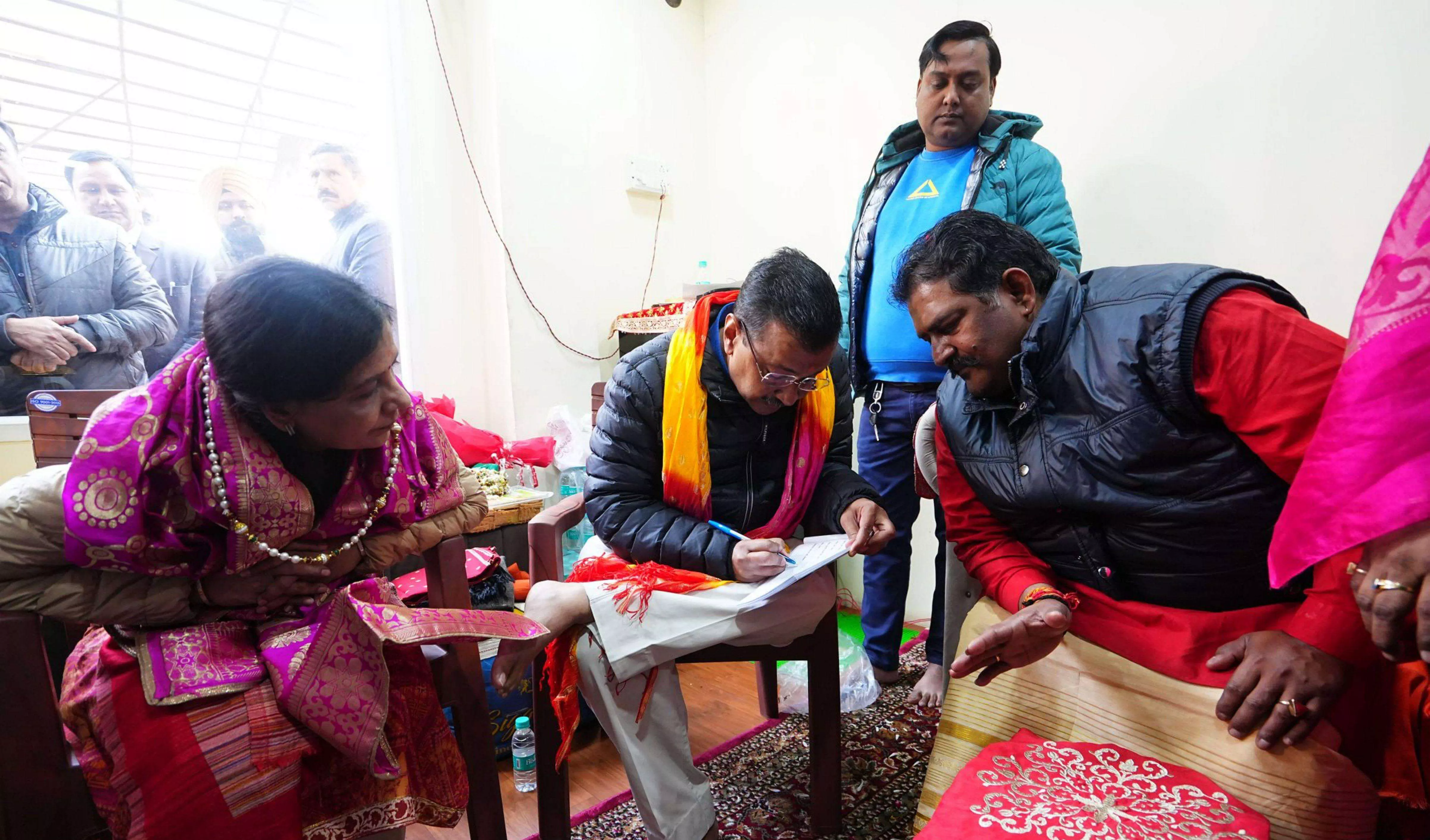Kejriwal visits Marghat Wale Baba temple, launches Pujari Granthi Samman Yojana Kejriwal visits Marghat Wale Baba temple, launches Pujari Granthi Samman Yojana