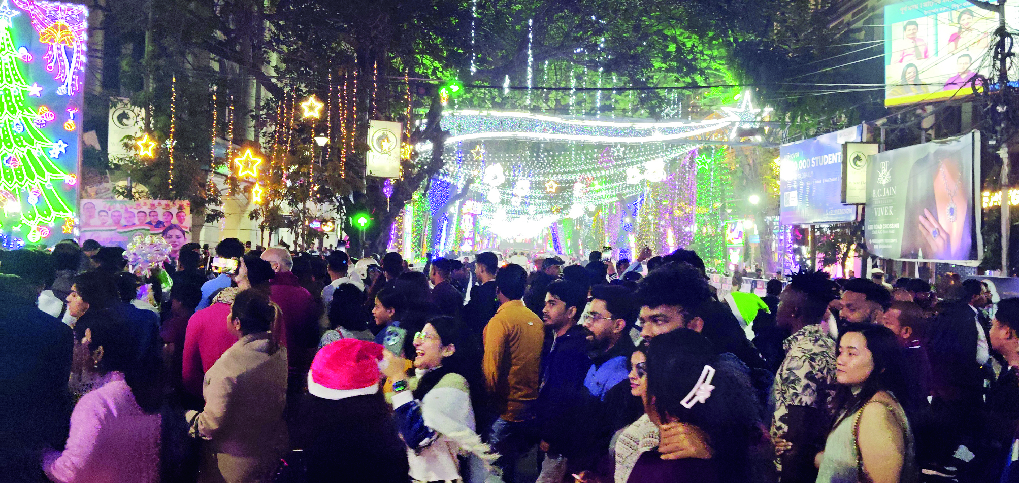 Police keeps crowd off road to avert traffic jam on New Year’s eve