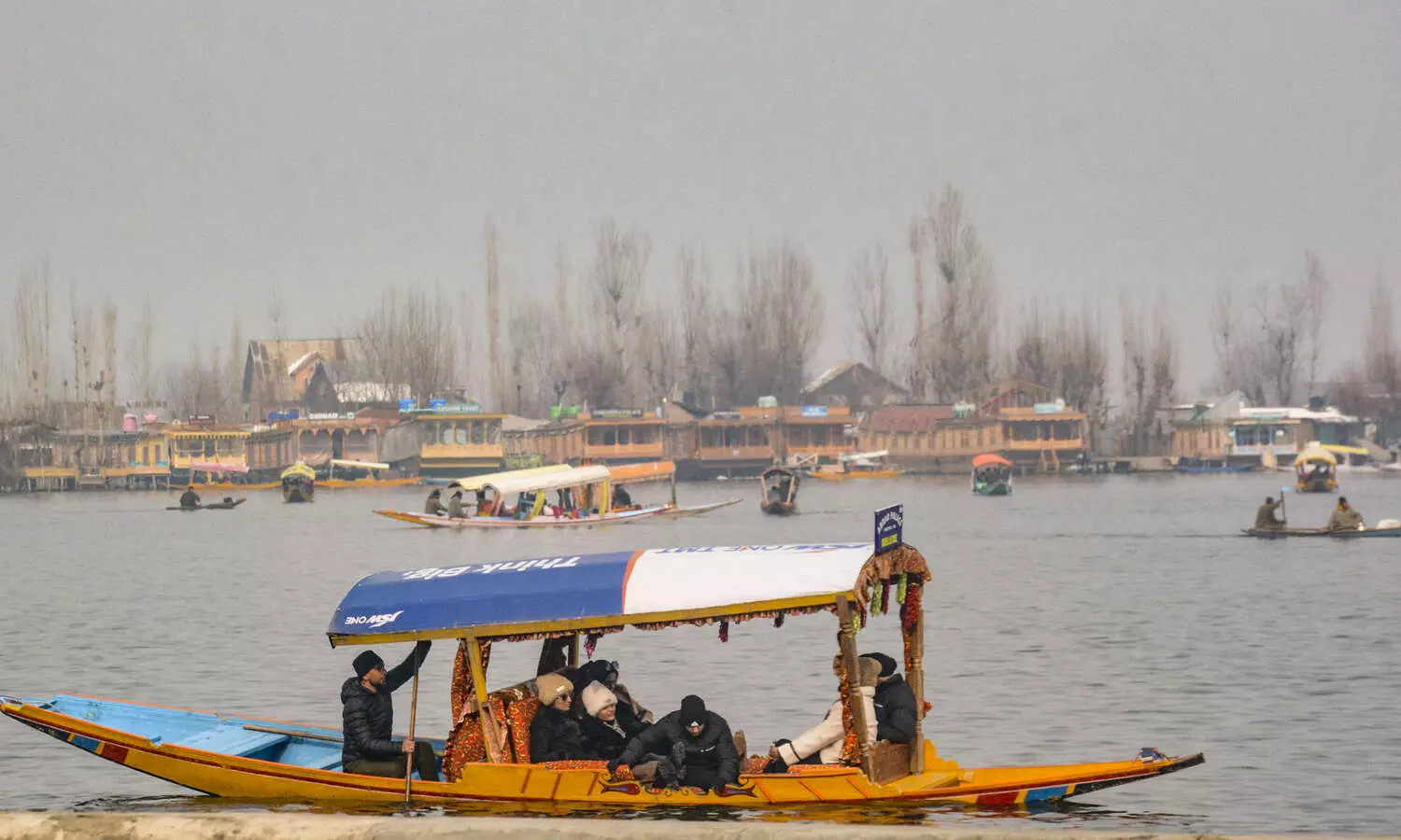 Dense fog engulfs parts of Kashmir, hits flight operations at Srinagar airport
