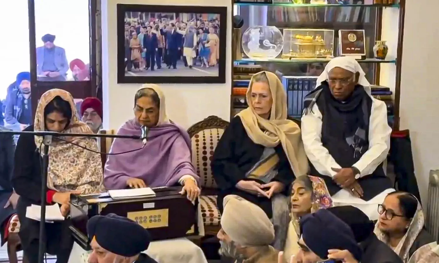 Hamid Ansari, Sonia Gandhi, Mallikarjun Kharge attend Manmohan Singhs prayer meeting