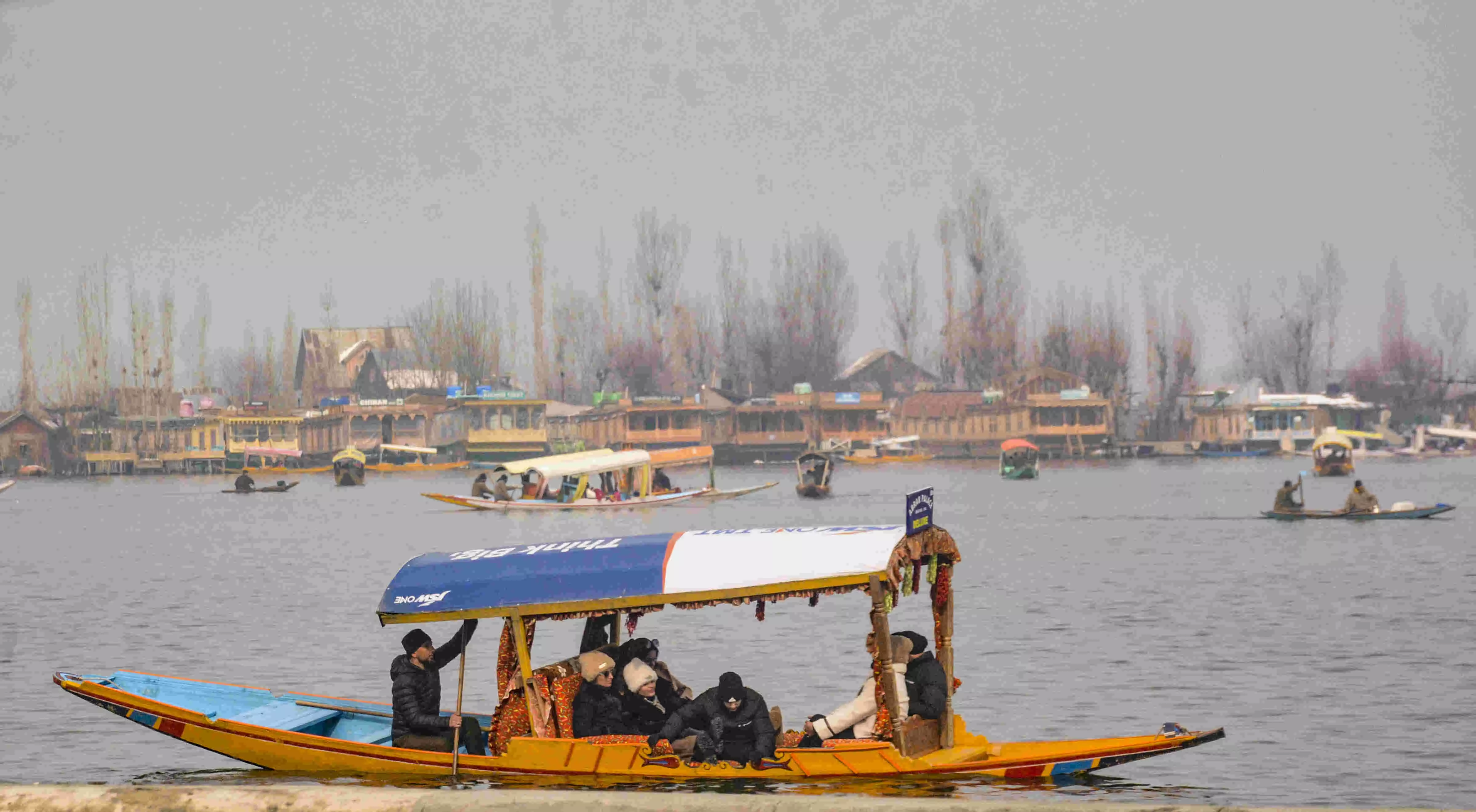 Dense fog engulfs parts of Kashmir, hits flight operations at Srinagar airport Dense fog engulfs parts of Kashmir, hits flight operations at Srinagar airport