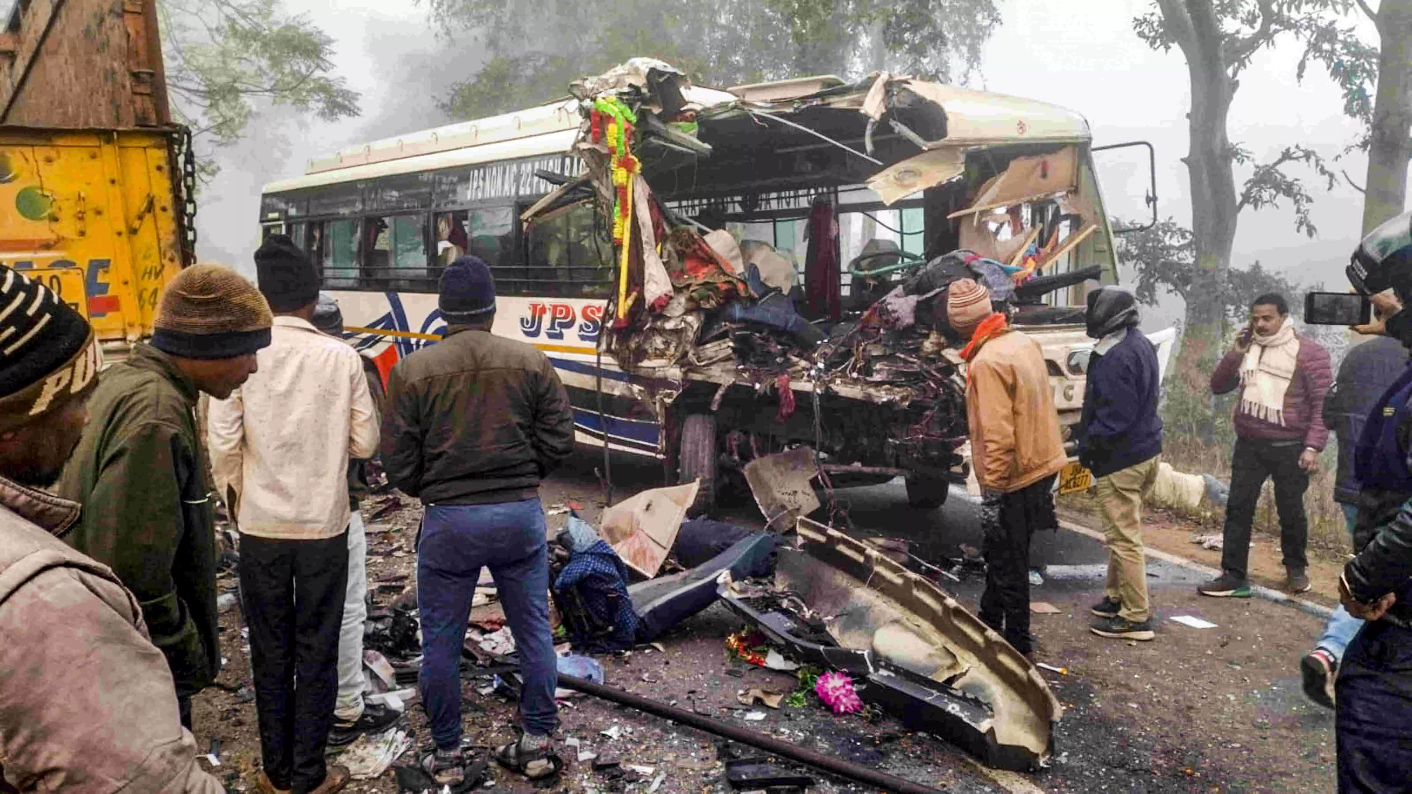 One killed, 15 injured in bus-truck collision in Jharkhand