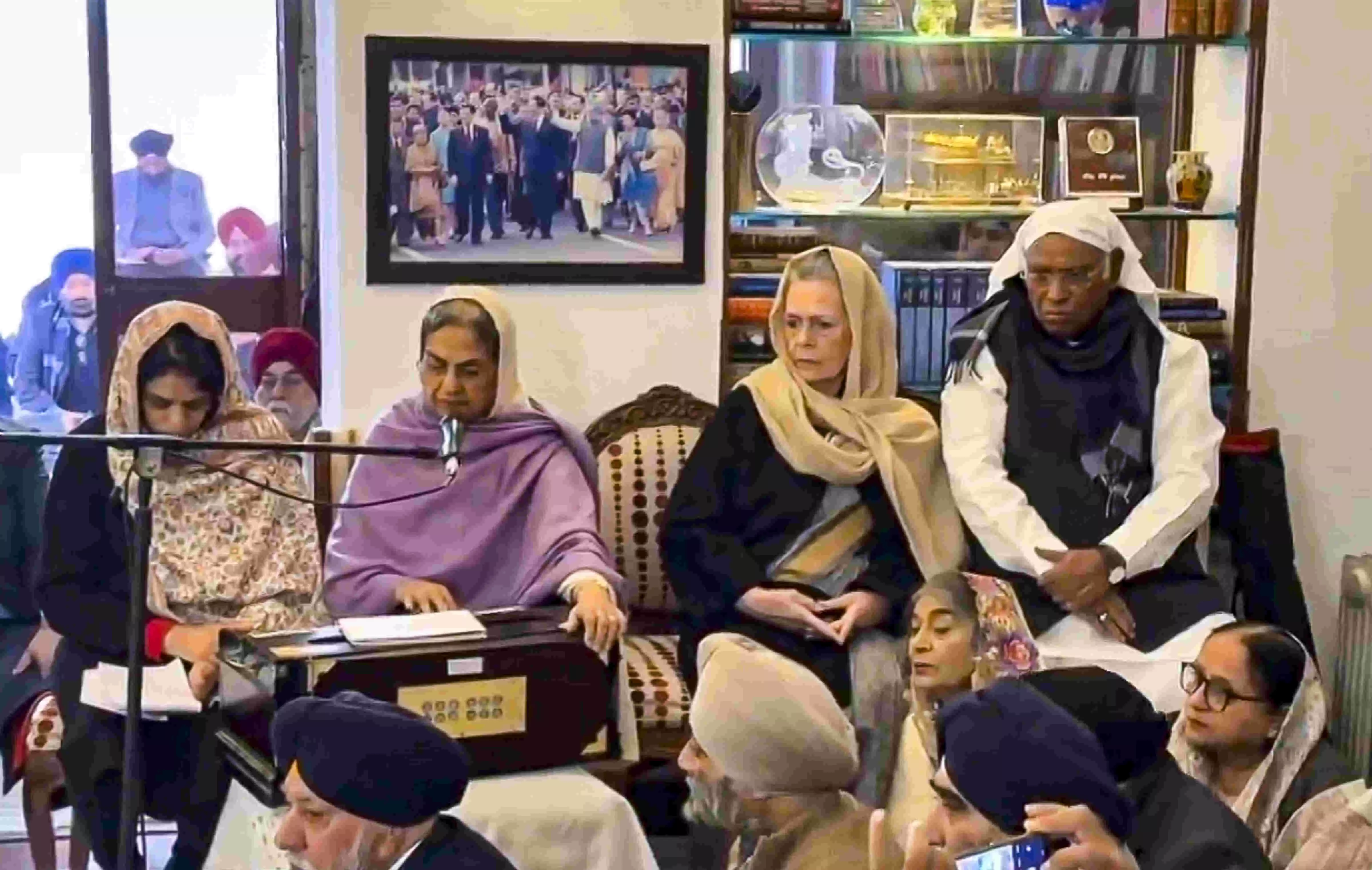 Hamid Ansari, Sonia Gandhi, Mallikarjun Kharge attend Manmohan Singhs prayer meeting Hamid Ansari, Sonia Gandhi, Mallikarjun Kharge attend Manmohan Singhs prayer meeting