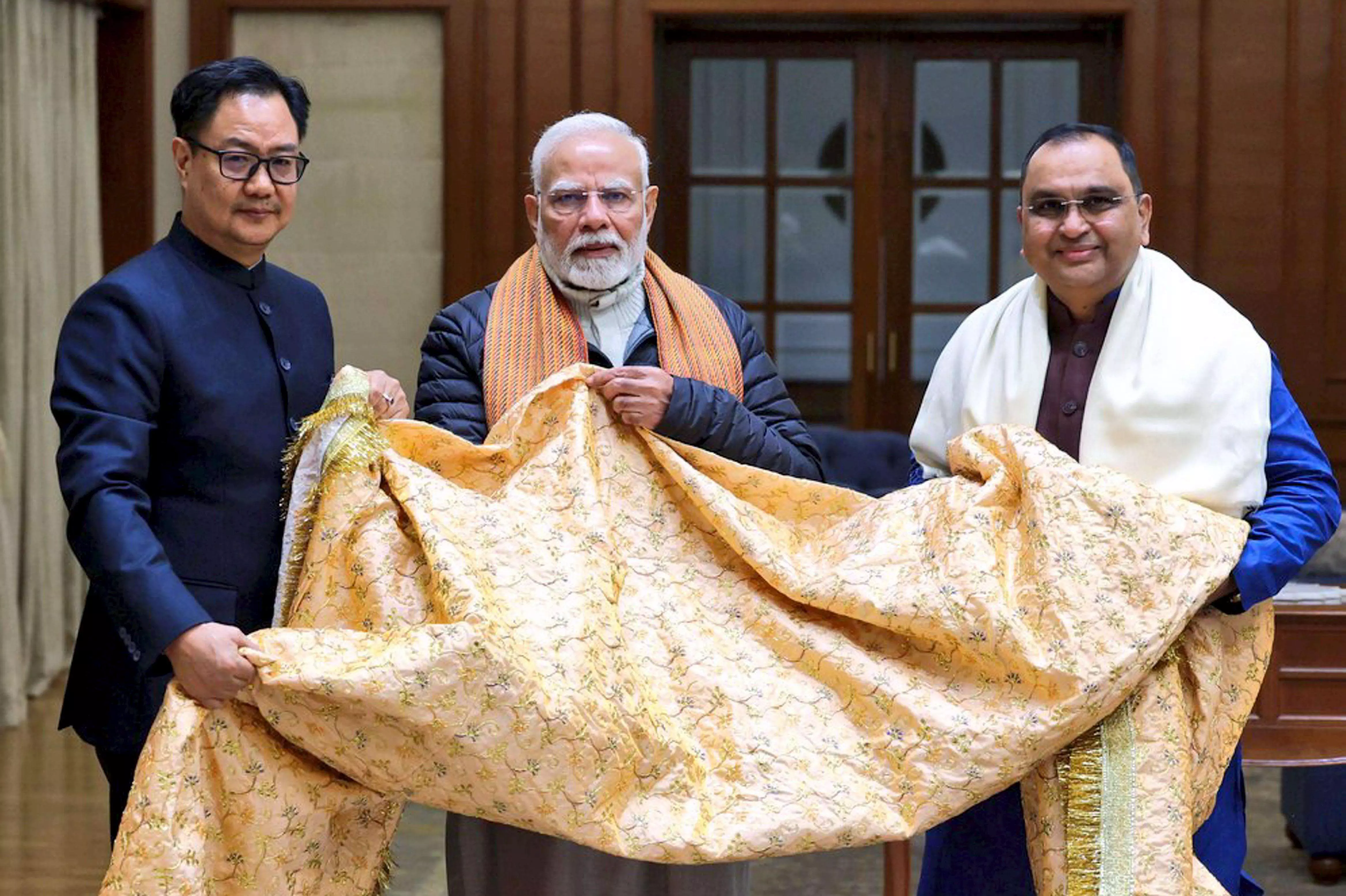 Rijiju offers chadar at Ajmer Sharif Dargah on PM Modis behalf Rijiju offers chadar at Ajmer Sharif Dargah on PM Modis behalf