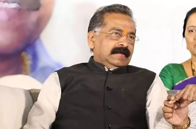 Shiv Sena (UBT) leader Rajan Salvi meets Uddhav amid buzz of quitting party Shiv Sena (UBT) leader Rajan Salvi meets Uddhav amid buzz of quitting party