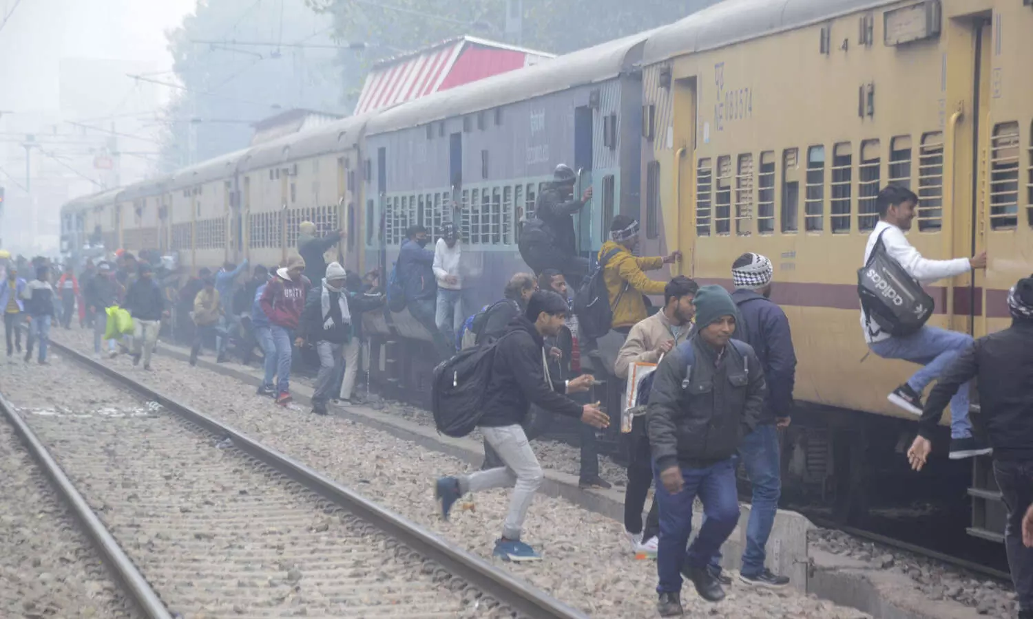 Thick fog blankets Delhi, delays 25 trains as visibility drops to 150m