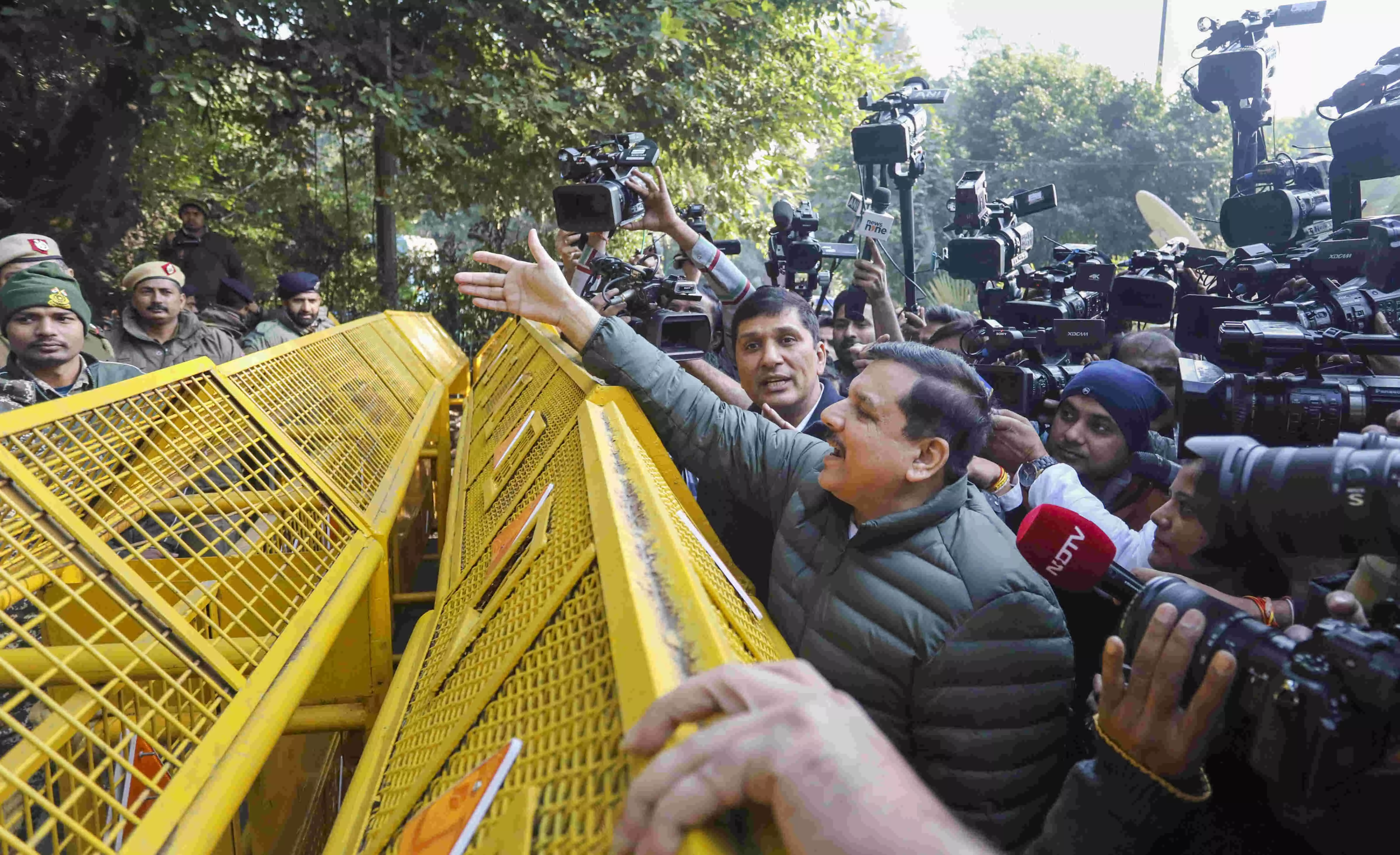 Showdown between AAP, BJP over Sheesh Mahal as drama unfolded outside Civil Lines bungalow