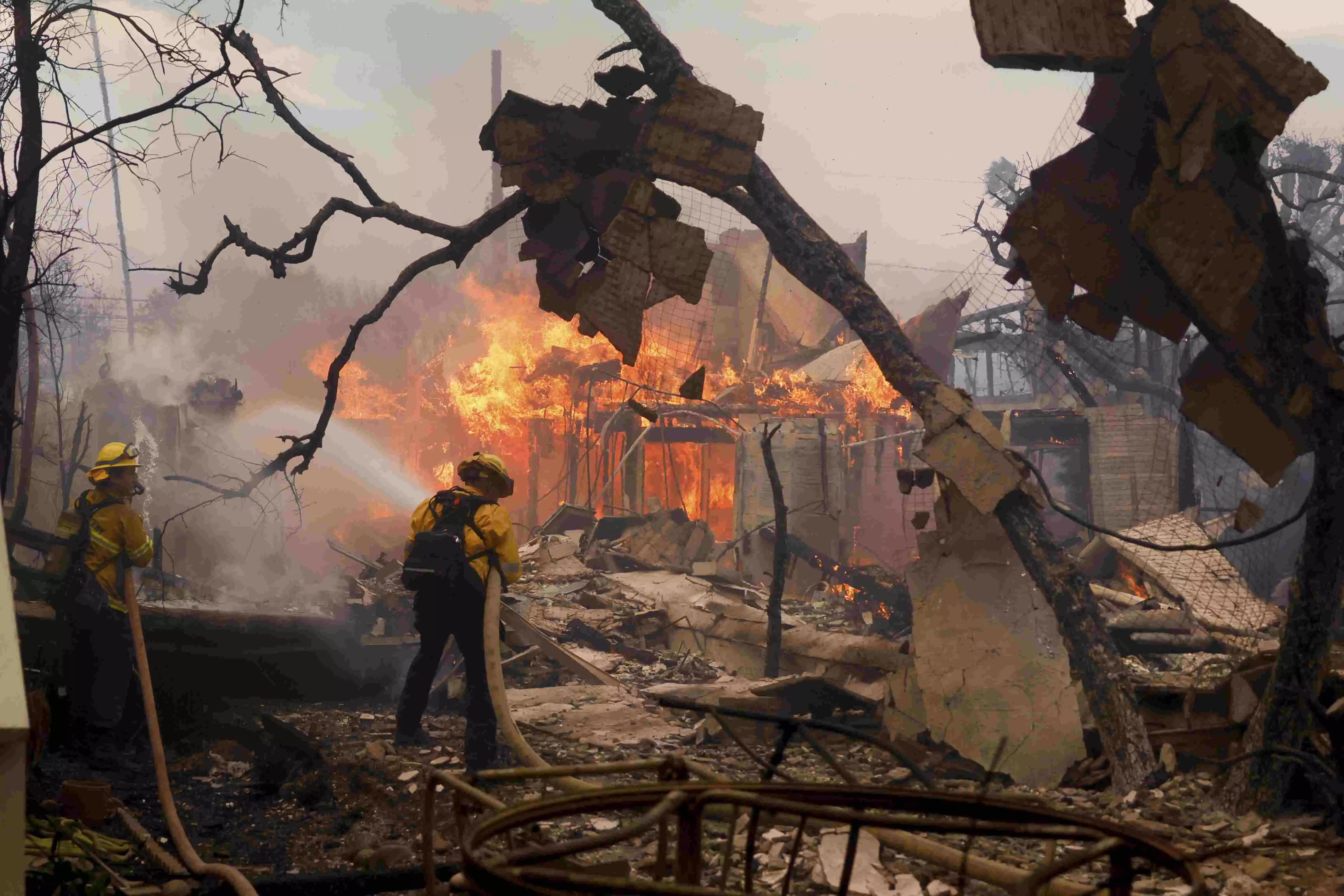 Hollywood Hills fire threatens landmarks, thousands under evacuation Hollywood Hills fire threatens landmarks, thousands under evacuation