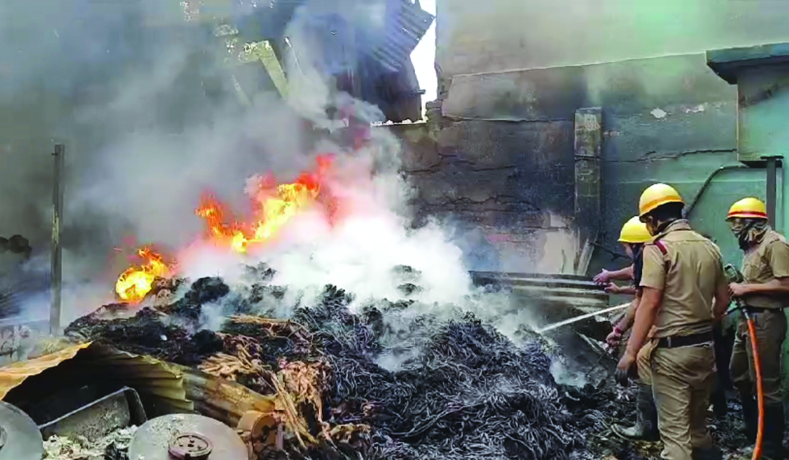 Major fire guts factory at Domjur Major fire guts factory at Domjur