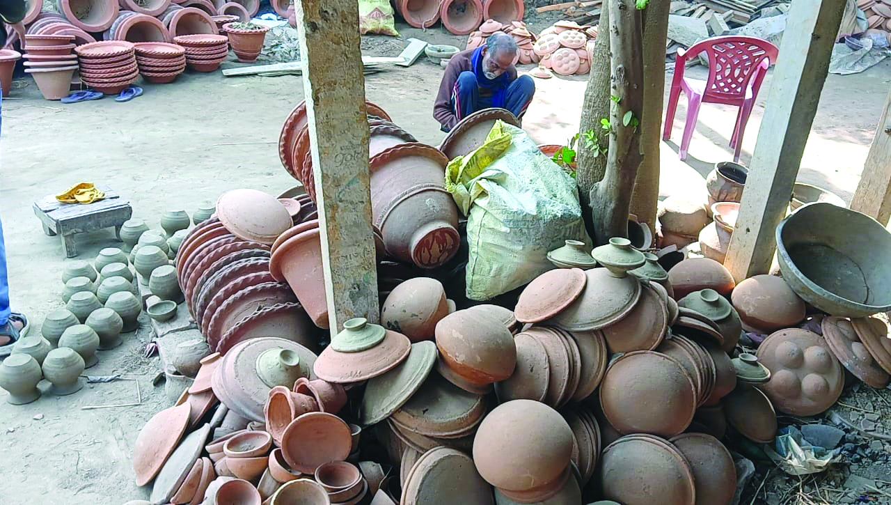 Clay artisans of South Dinajpur in a   race against time for Poush Parbon