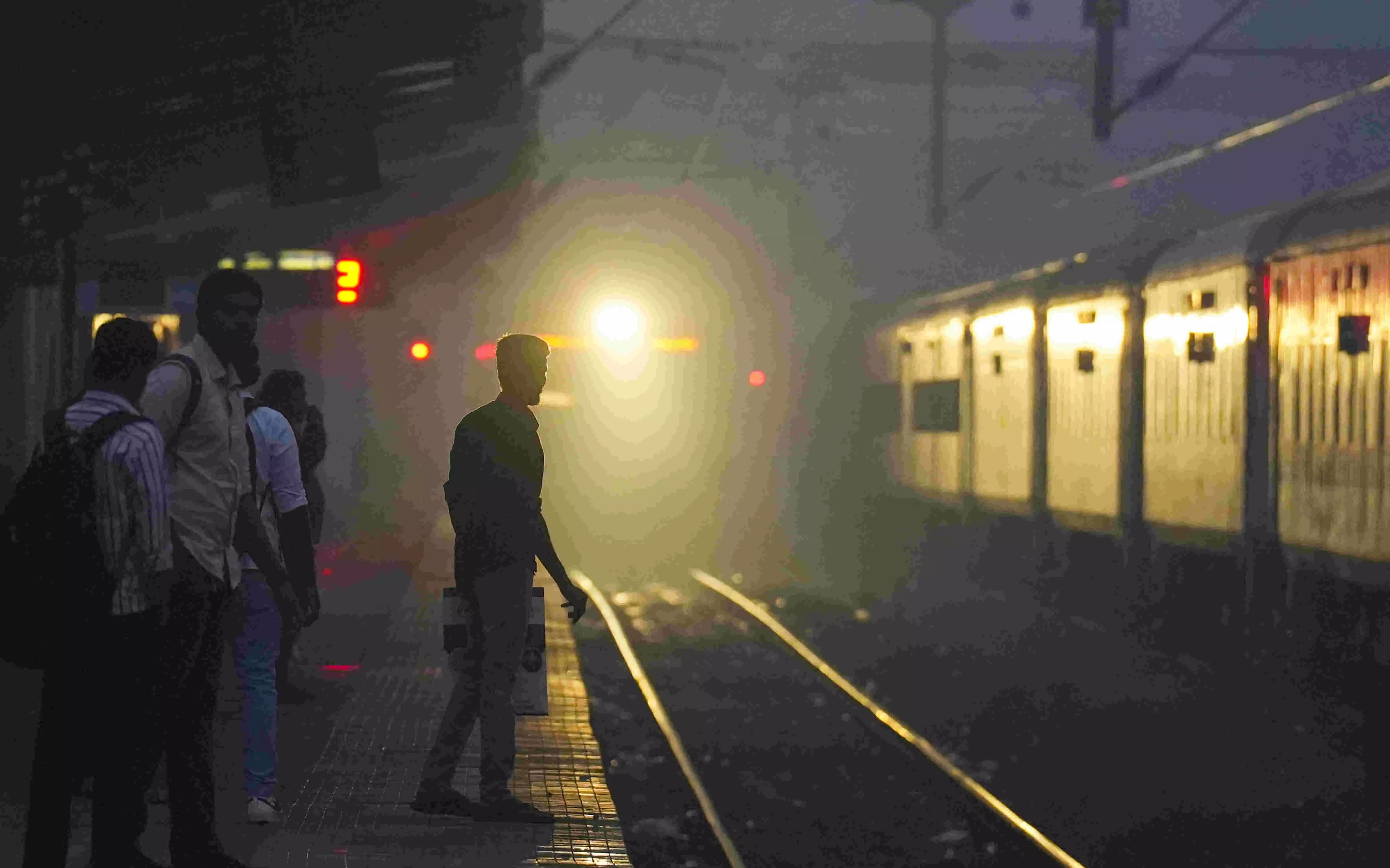 Zero visibility in Delhi fog delays 39 trains, AQI stays in poor category Zero visibility in Delhi fog delays 39 trains, AQI stays in poor category