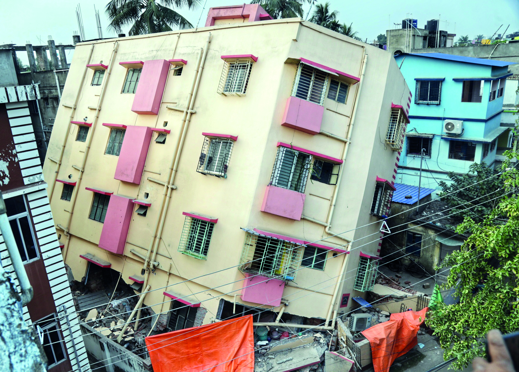 ‘Illegally-constructed’   building tilts in Baghajatin