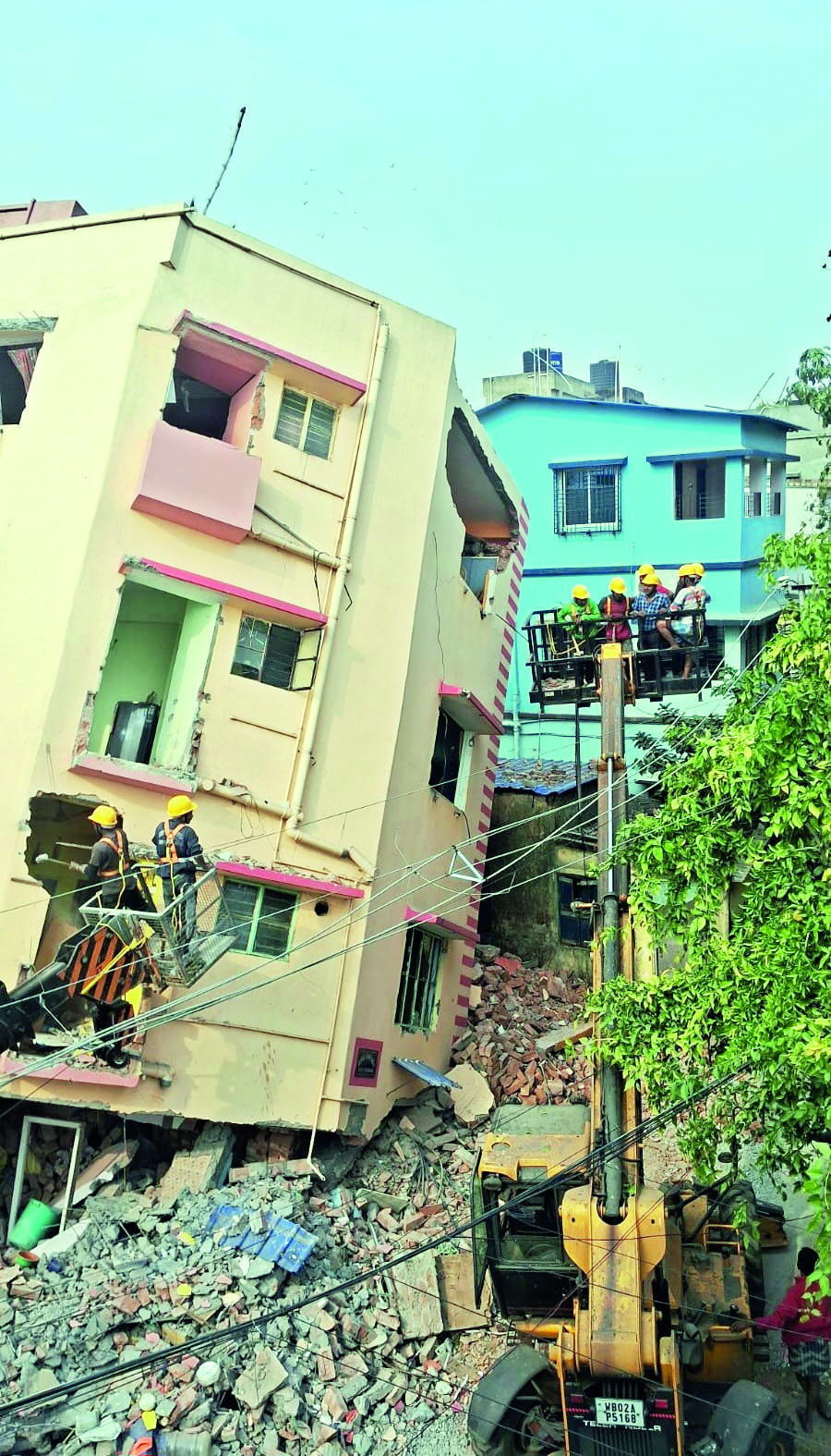 KMC begins demolition of tilted ‘illegal construction’ in Baghajatin KMC begins demolition of tilted ‘illegal construction’ in Baghajatin