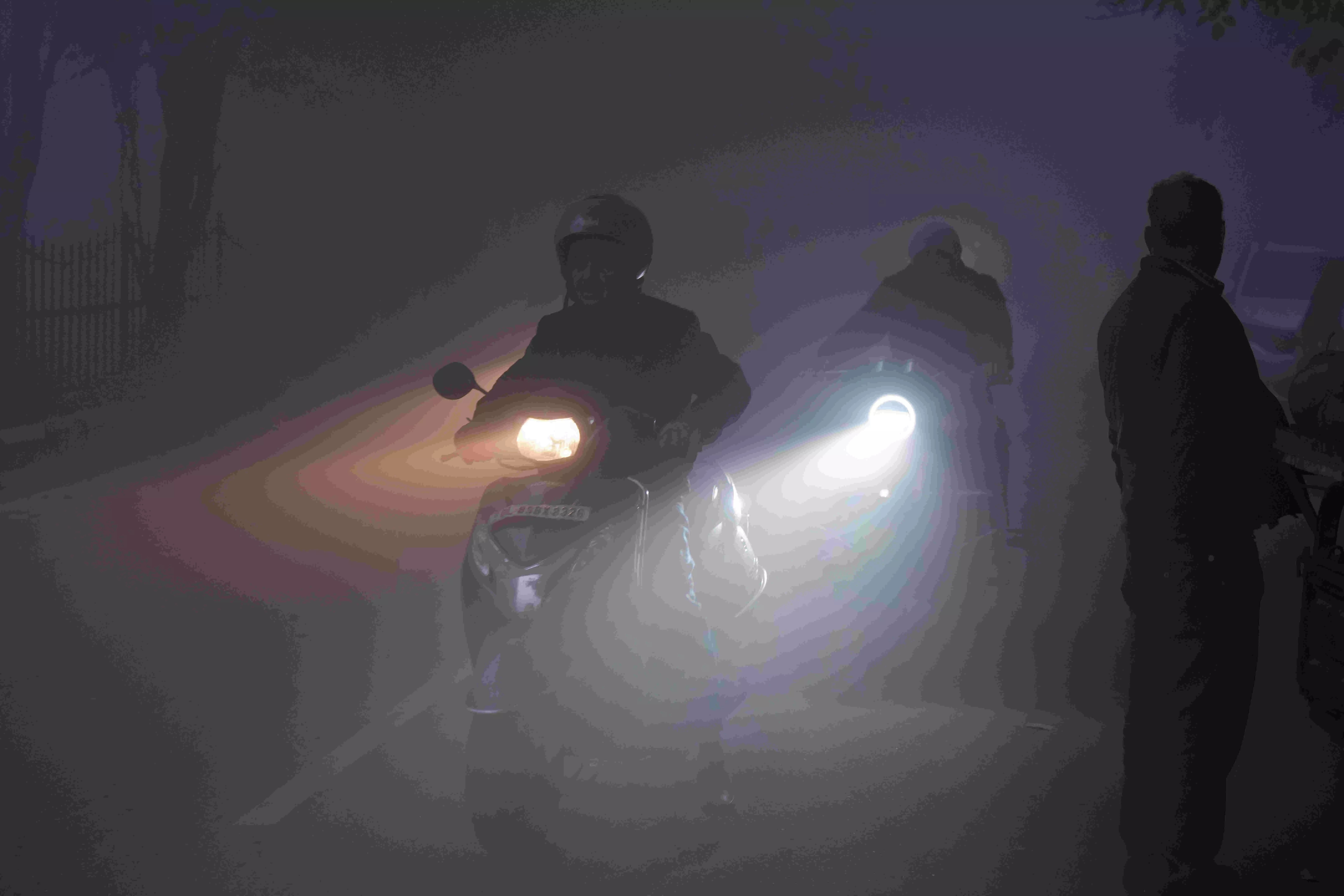 Dense fog in Delhi delays 47 trains, AQI remains in poor category Dense fog in Delhi delays 47 trains, AQI remains in poor category