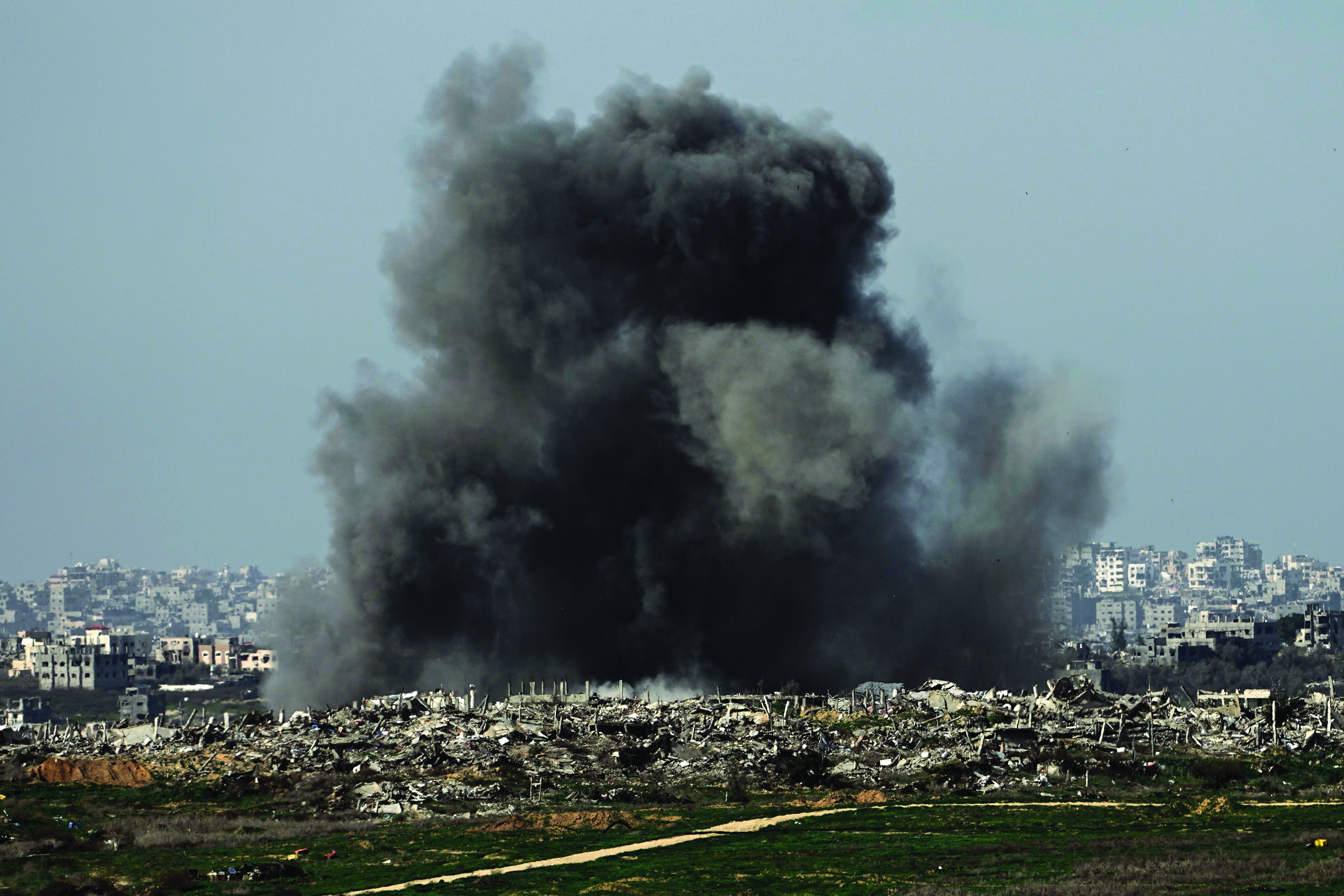 Palestinians traverse rubble to reach  their homes as Gaza ceasefire begins