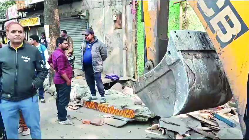 SMC seizes 30 tons of plastic bags from 3 godowns