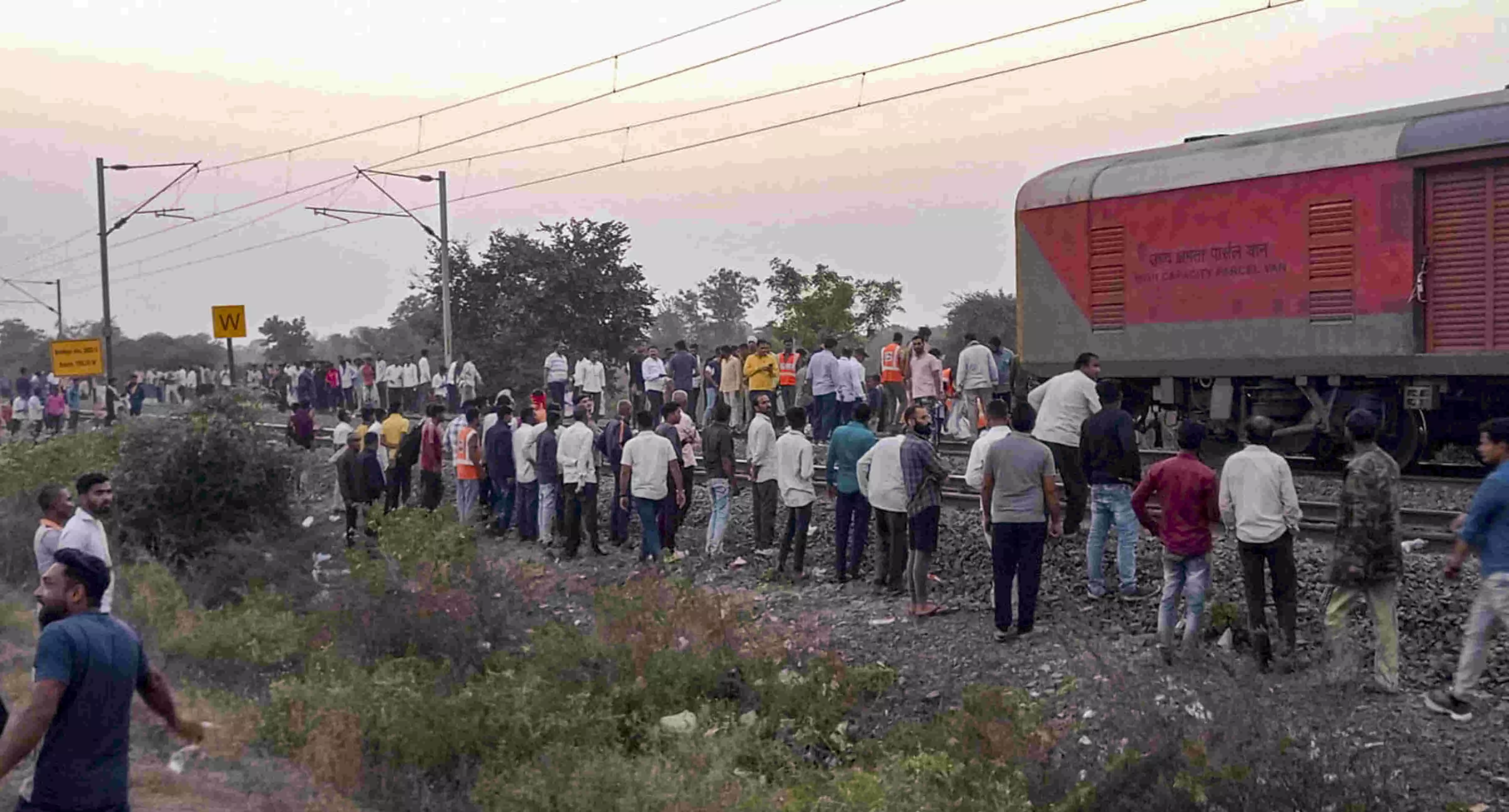 Jalgaon train accident toll 13, eight bodies identified Jalgaon train accident toll 13, eight bodies identified