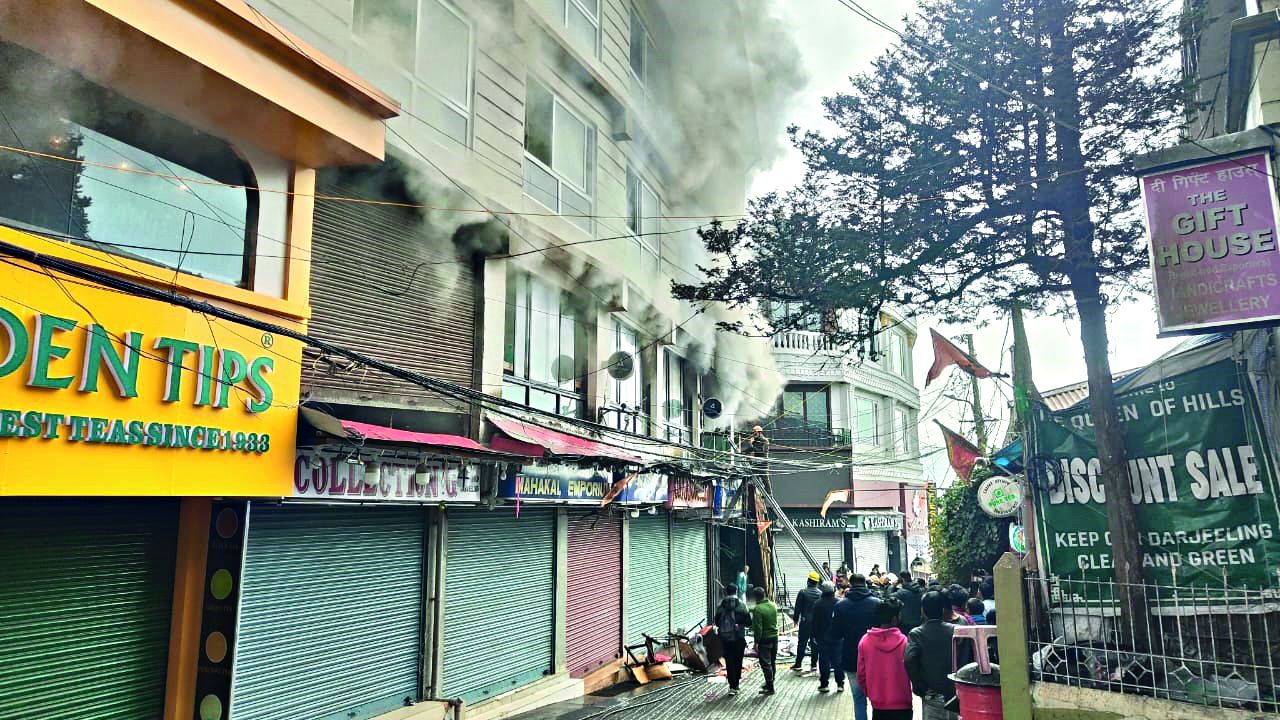 Fire breaks out at shopping arcade Fire breaks out at shopping arcade