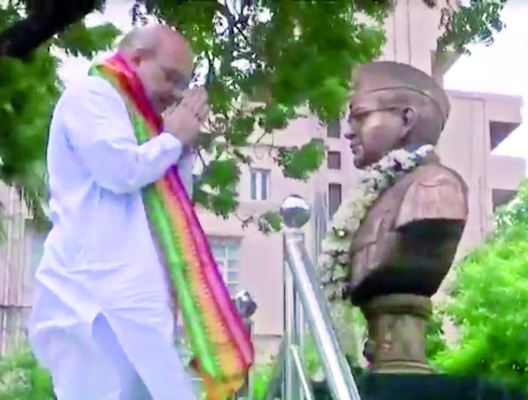 Shah pays obeisance to Subhas Chandra Bose